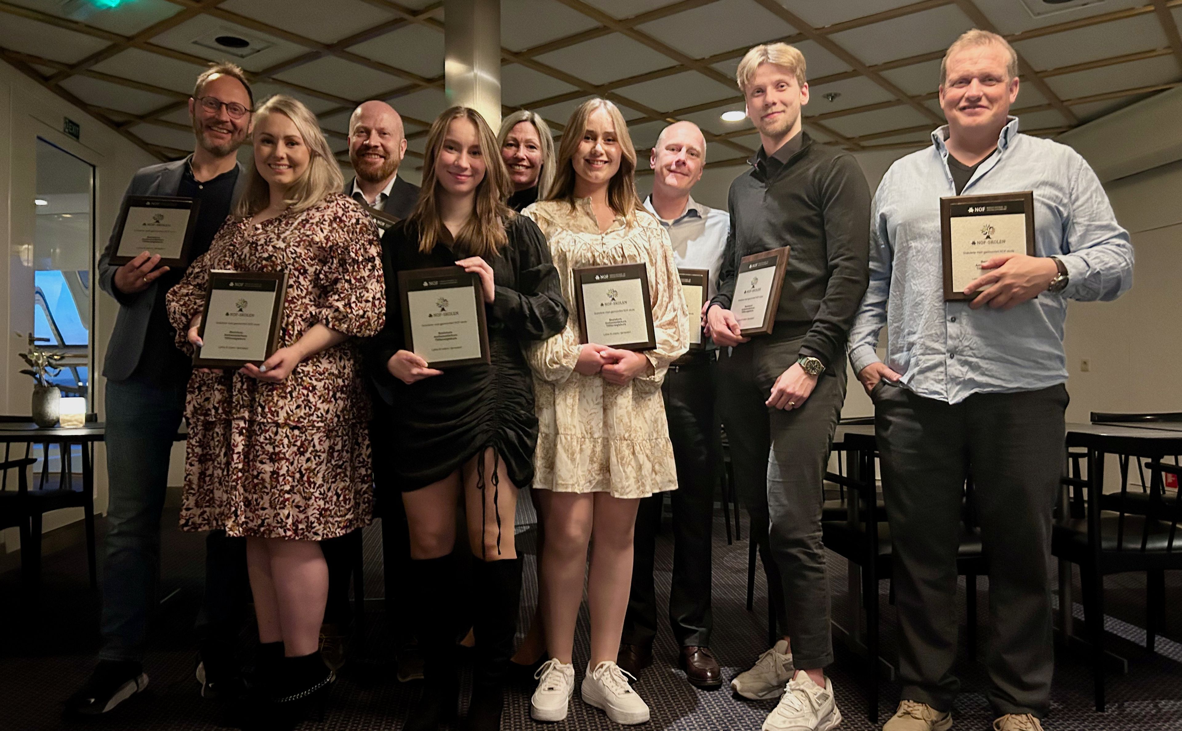 Kursdeltakere med plakett