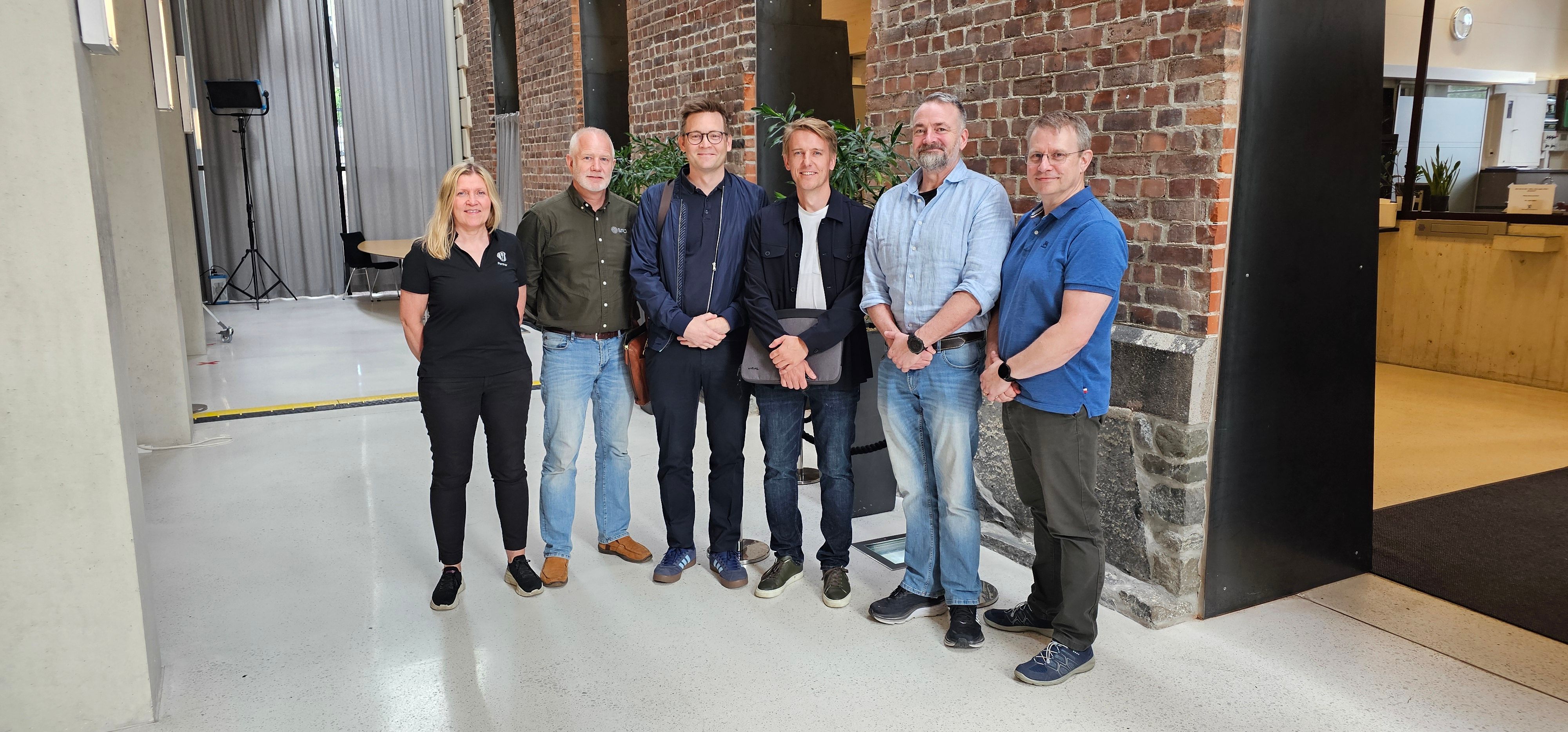 Partene i forhandlingene på signeringsdagen fremstår godt fornøyd med ny avtale. Fra venstre: Berit Johnsen NTL Forsvar, Jon Erling Johansen BFO, Lars-Jonas Westerfjell KOL, Thomas Barth FD, Oddbjørn Erichsen NOF, Attila Kalmar Parat forsvar. Foto: Kennet Bergland NOF