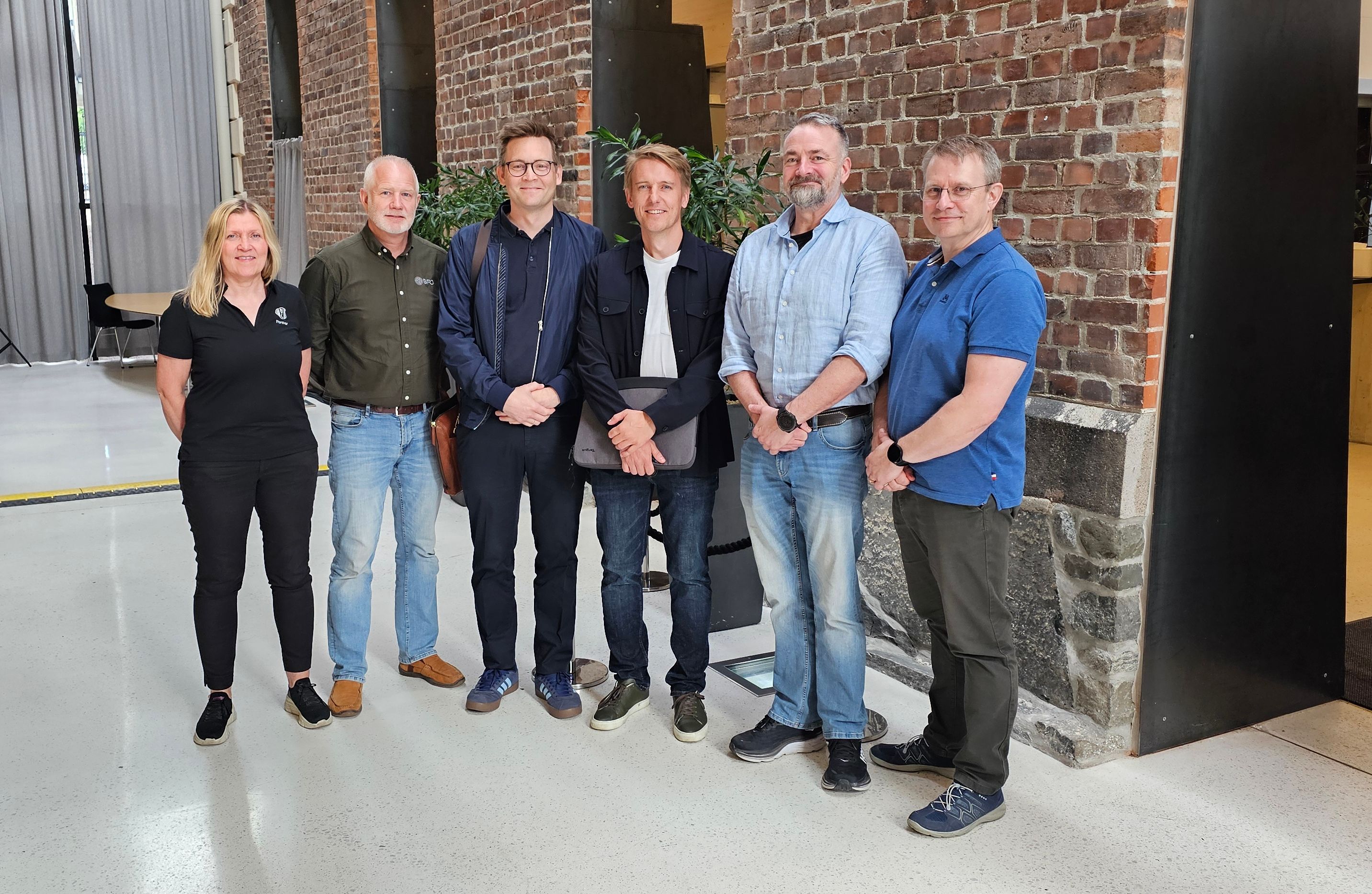Partene i forhandlingene på signeringsdagen fremstår godt fornøyd med ny avtale. Fra venstre: Berit Johnsen NTL Forsvar, Jon Erling Johansen BFO, Lars-Jonas Westerfjell KOL, Thomas Barth FD, Oddbjørn Erichsen NOF, Attila Kalmar Parat forsvar. Foto: Kennet Bergland NOF