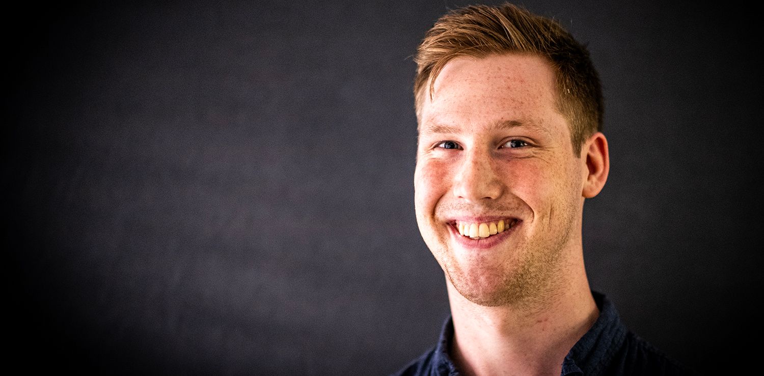 Bildetekst: NOF har fått en ny, ung IT-ansvarlig med mye god kompetanse. Sigurd ser fram til de forskjellige arbeidsoppgavene i NOF. Foto: Torgrim Halvari