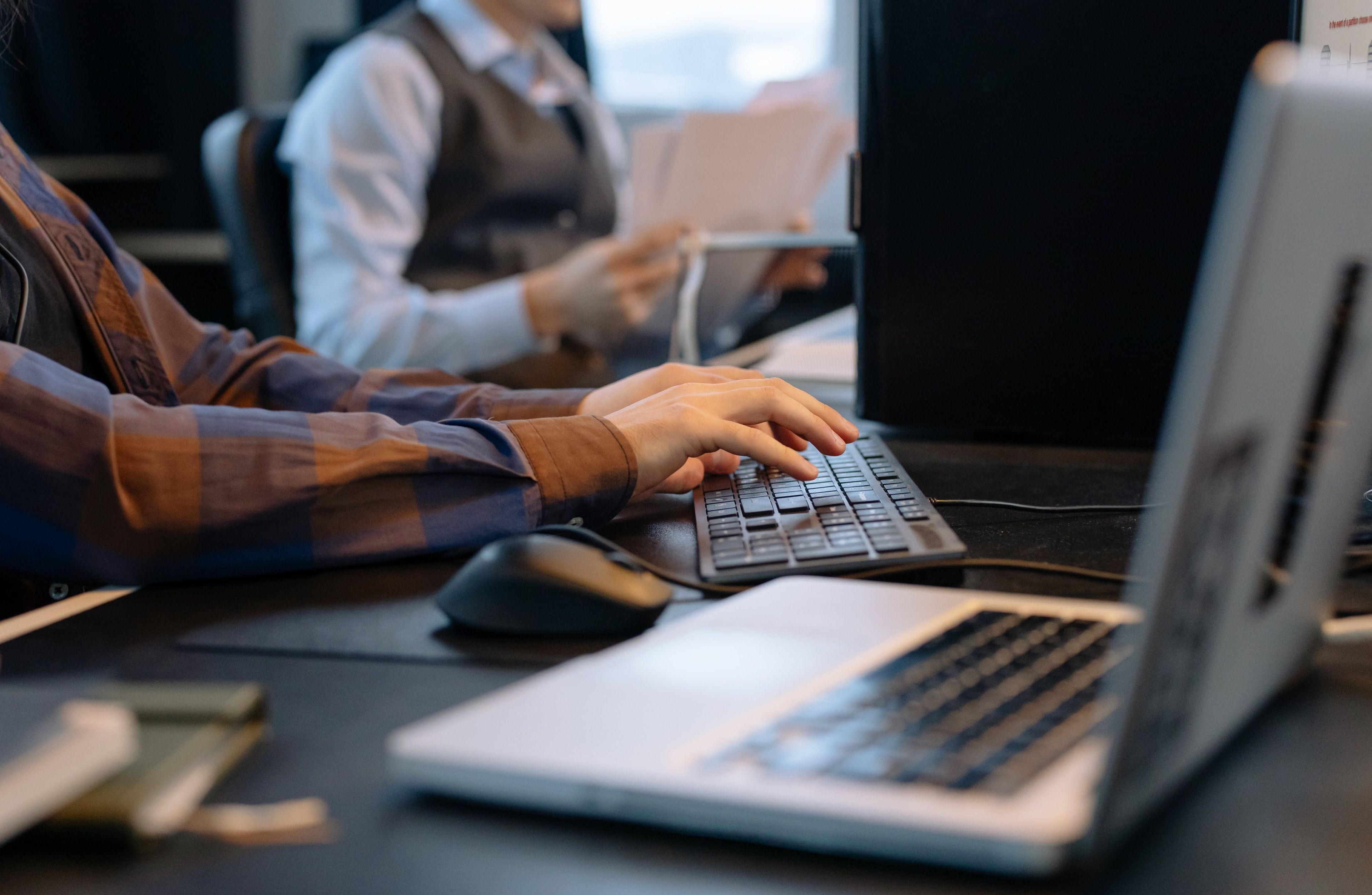 Person skriver på et tastatur.