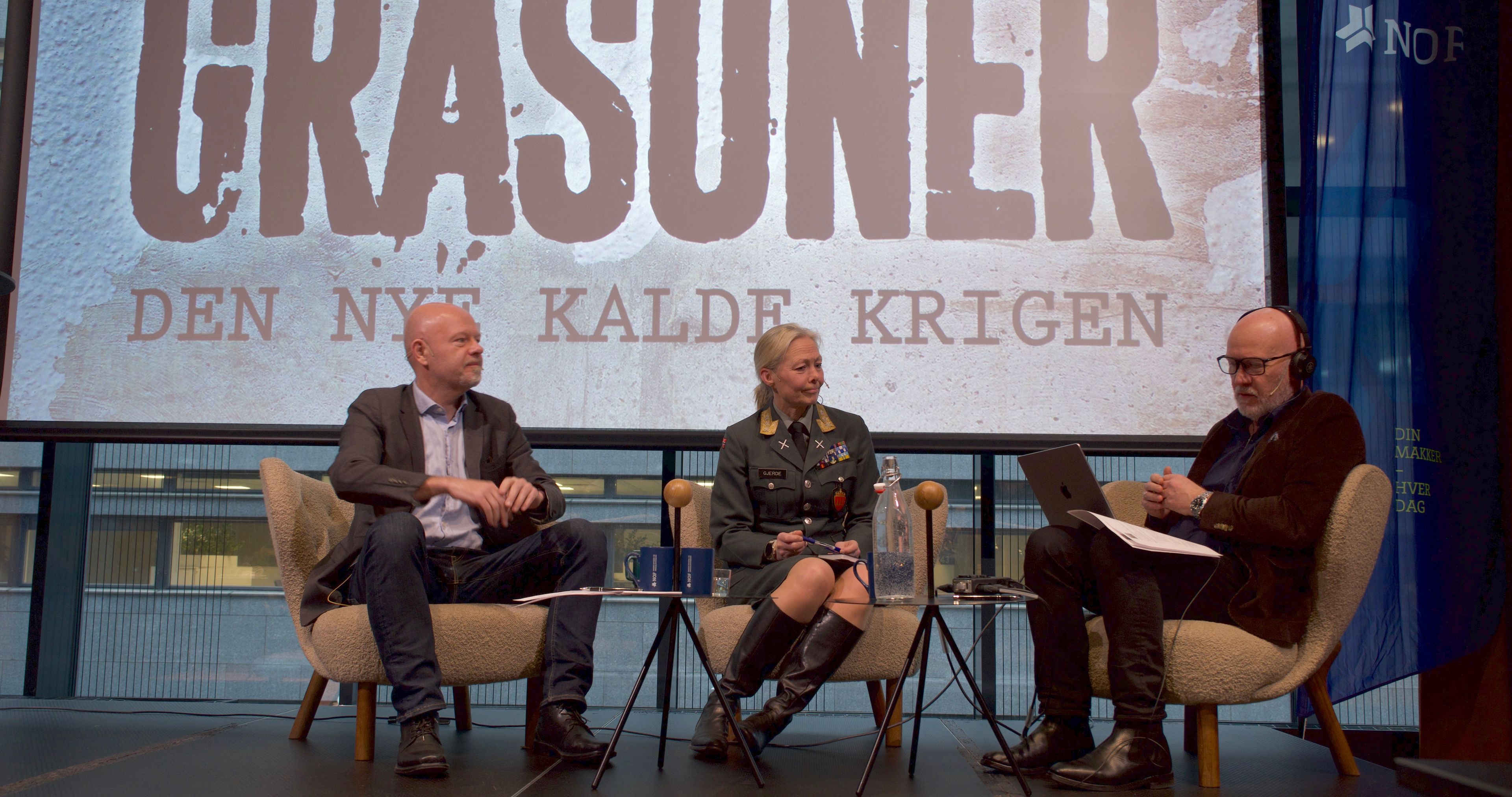 Live podcast-innspilling på scenen.