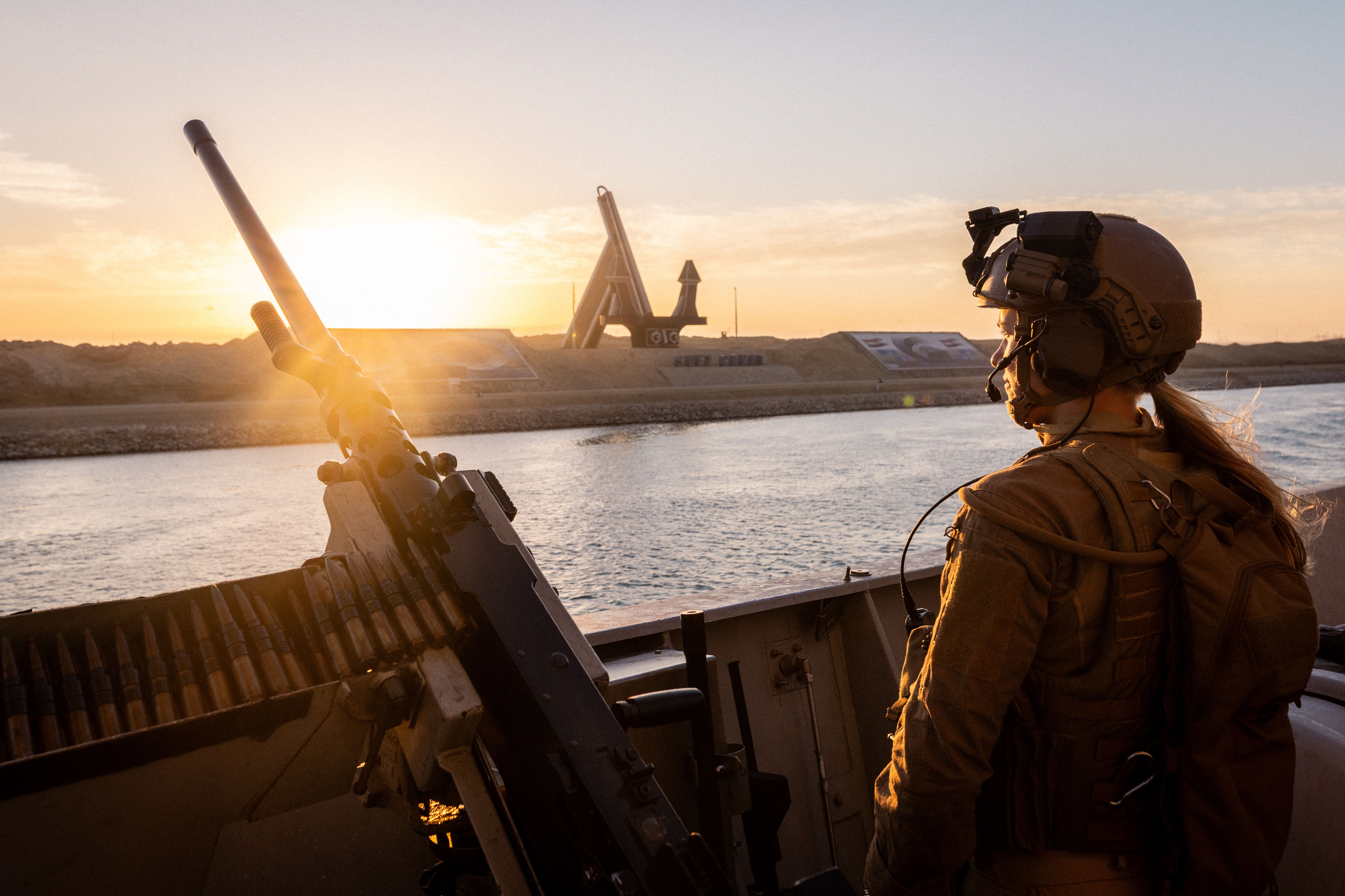 Militærpersonnel som ser i kikkert