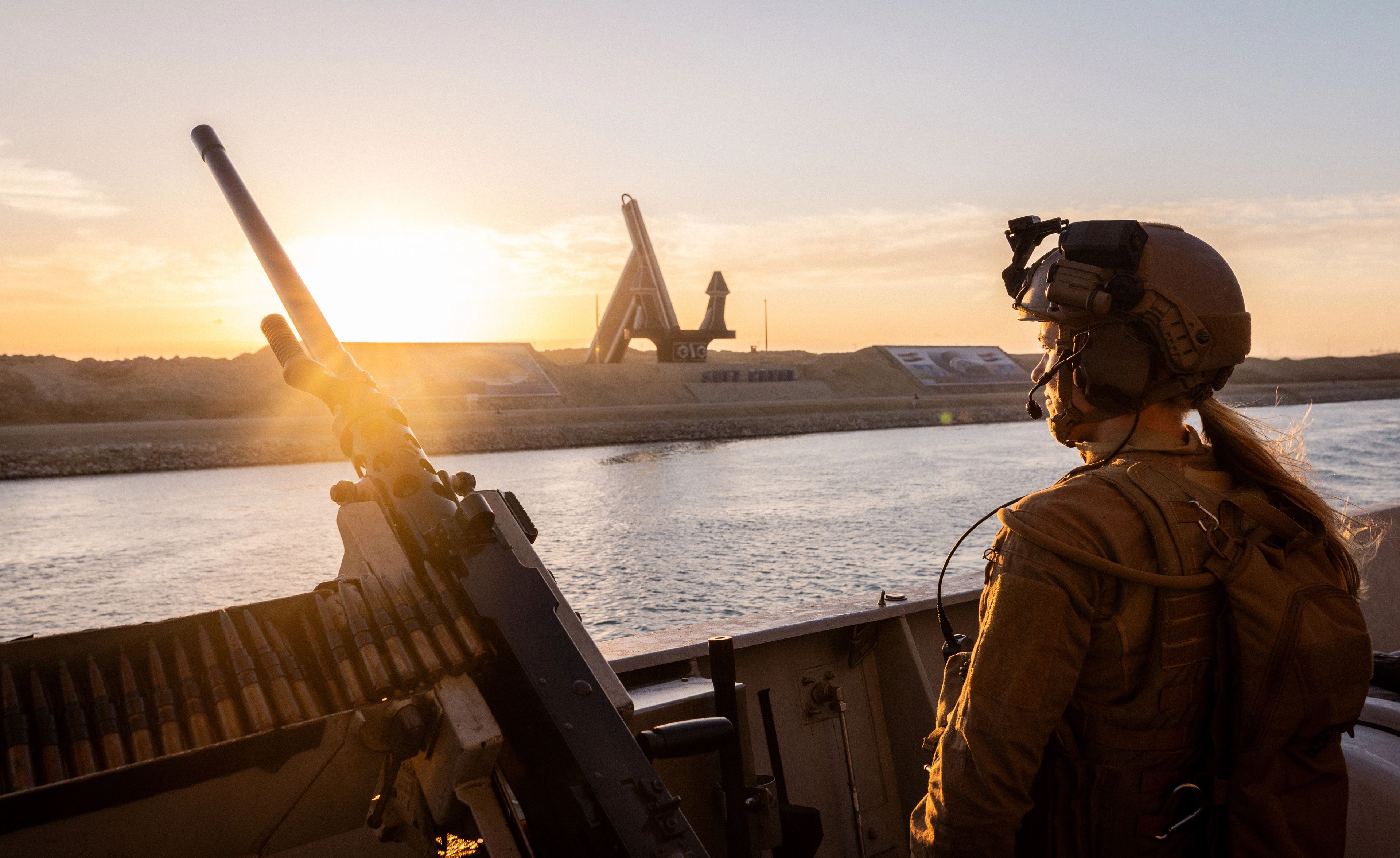 Militærpersonnel som ser i kikkert