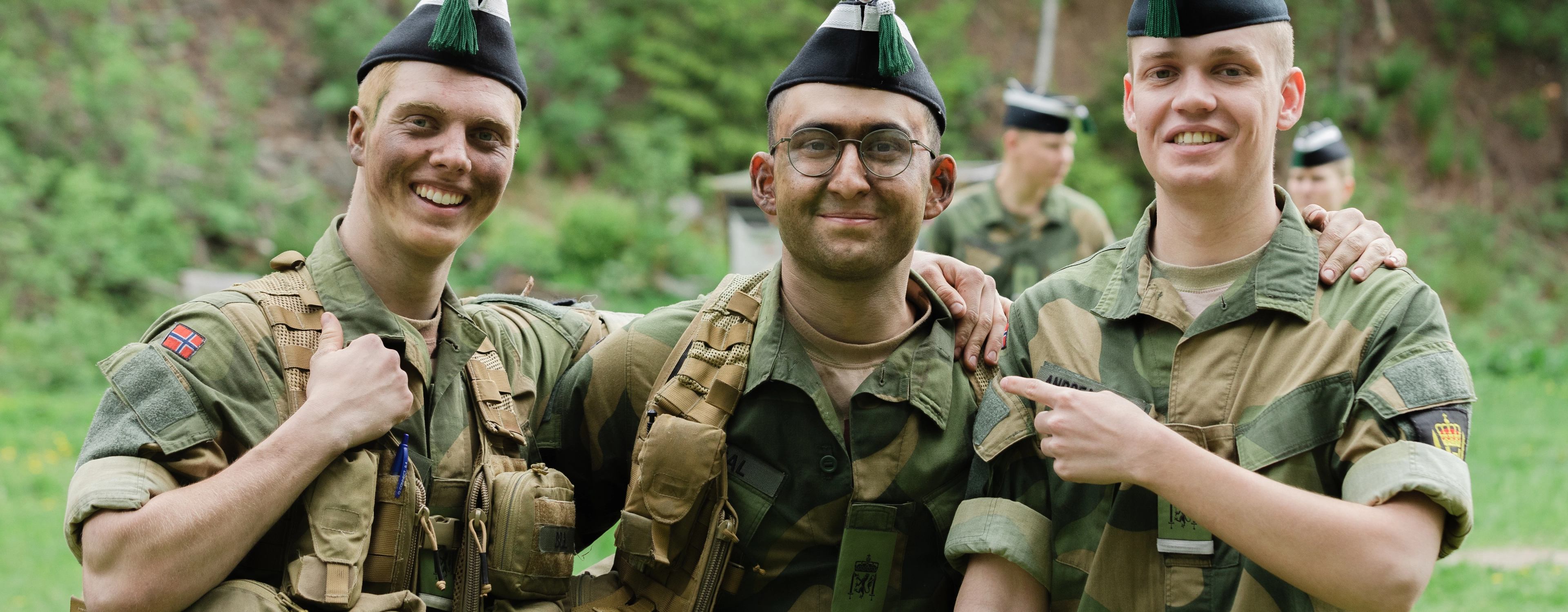 Smilende gardister i felt