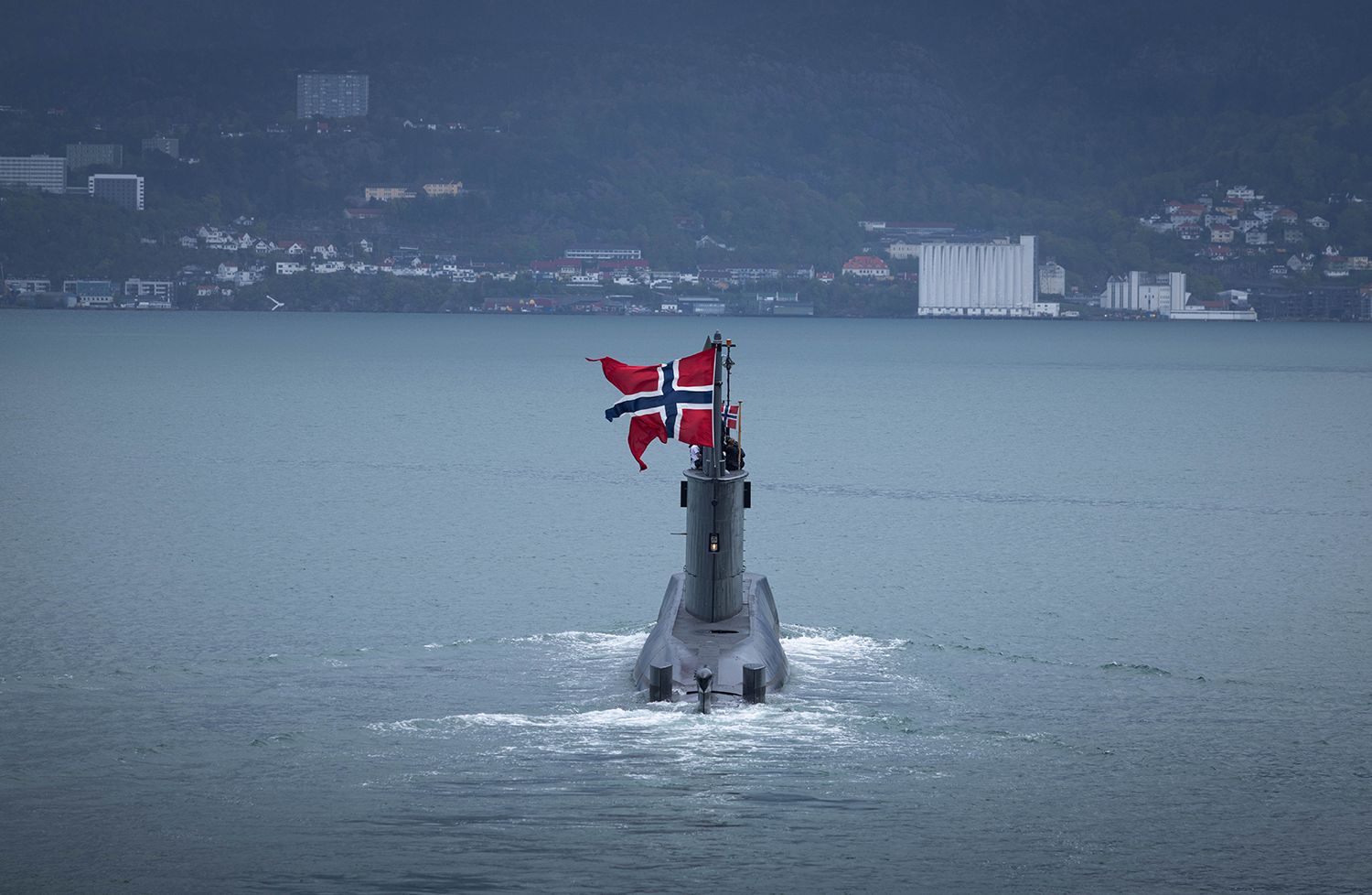 KV thor og KNM utvær ledet i år båt paraden i bergen på 17.mai Foto: Kasper Aareskjold Winsnes/Forsvaret