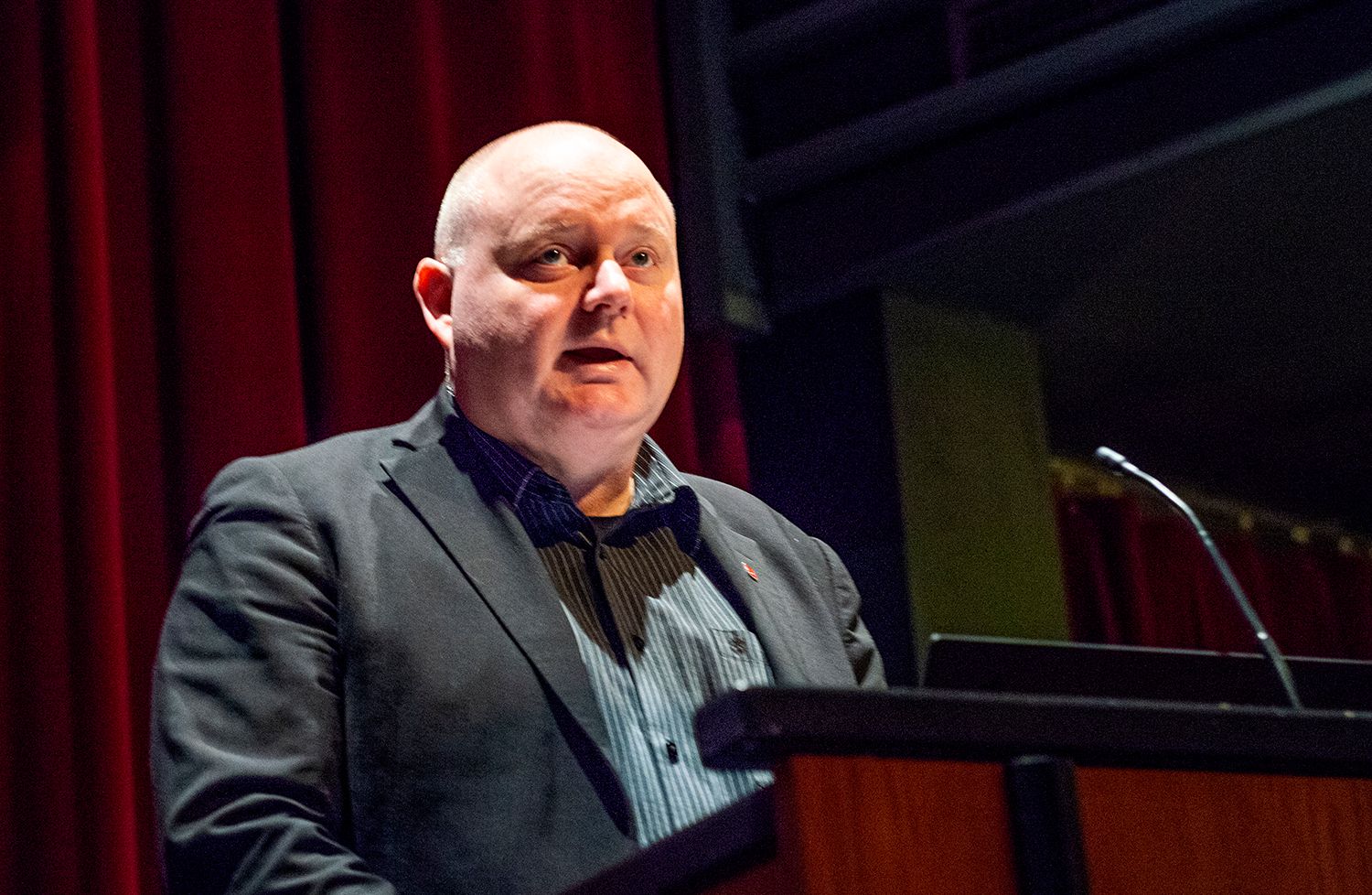 Mann taler fra talerstolen.