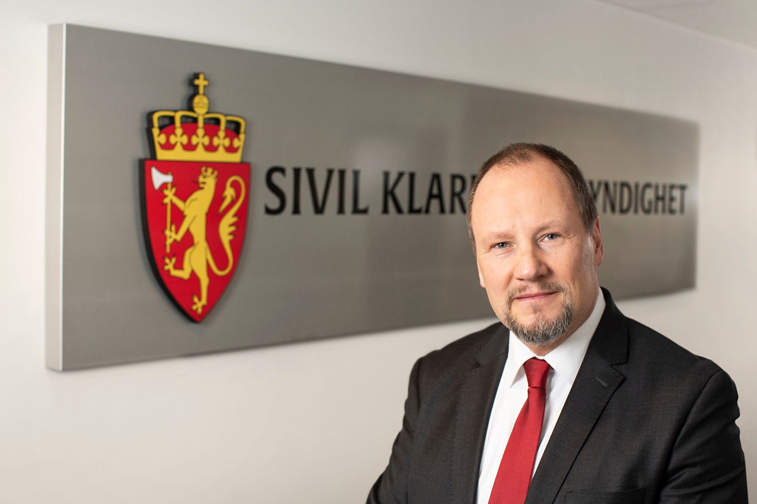 Gudmund Gjølstad direktør ved sivil klareringsmyndighet opplyser at de allerede fra 1. oktober skal overta deler av Forsvarets portefølje. Samtidig arbeides det med nye digitale løsninger som skal bidra til raskere saksbehandling. 