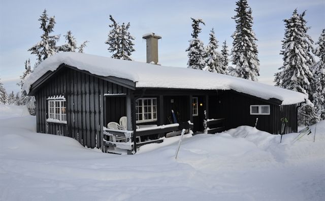 En snødekt hytte