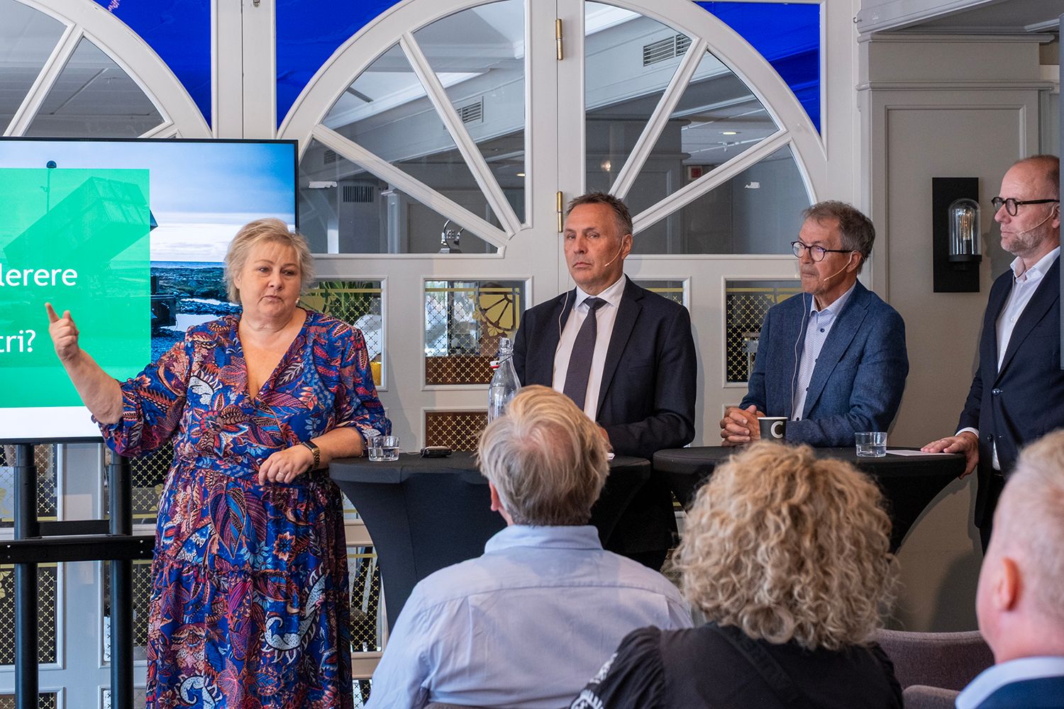 Europa må ta større ansvar for egen sikkerhet, samtidig som forsvarsindustrien sliter med lange leveringstider, oppsplittede innkjøp og for liten kapasitet. Det var et av temaene når Stortingsrepresentant Erna Solberg, forsvarsminister Tore O. Sandvik, styreleder i Kongsberg Gruppen Eivind Reiten og konsernsjef i Aker Solutions Kjetel Digre møttes til debatt. Foto: Torgrim Halvari