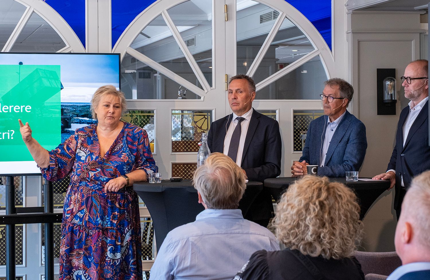 Europa må ta større ansvar for egen sikkerhet, samtidig som forsvarsindustrien sliter med lange leveringstider, oppsplittede innkjøp og for liten kapasitet. Det var et av temaene når Stortingsrepresentant Erna Solberg, forsvarsminister Tore O. Sandvik, styreleder i Kongsberg Gruppen Eivind Reiten og konsernsjef i Aker Solutions Kjetel Digre møttes til debatt. Foto: Torgrim Halvari