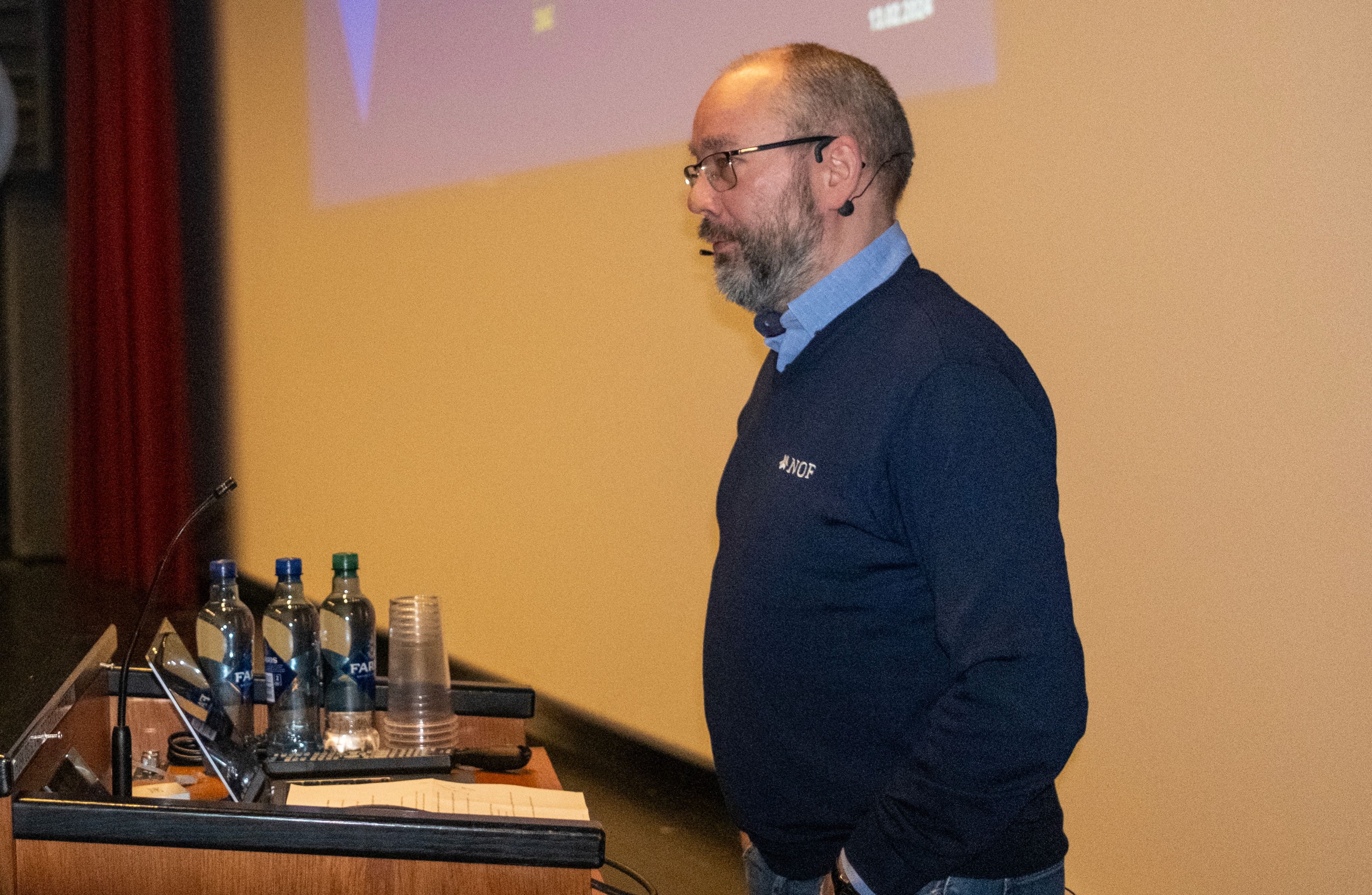 Mann holder innlegg fra talerstolen.