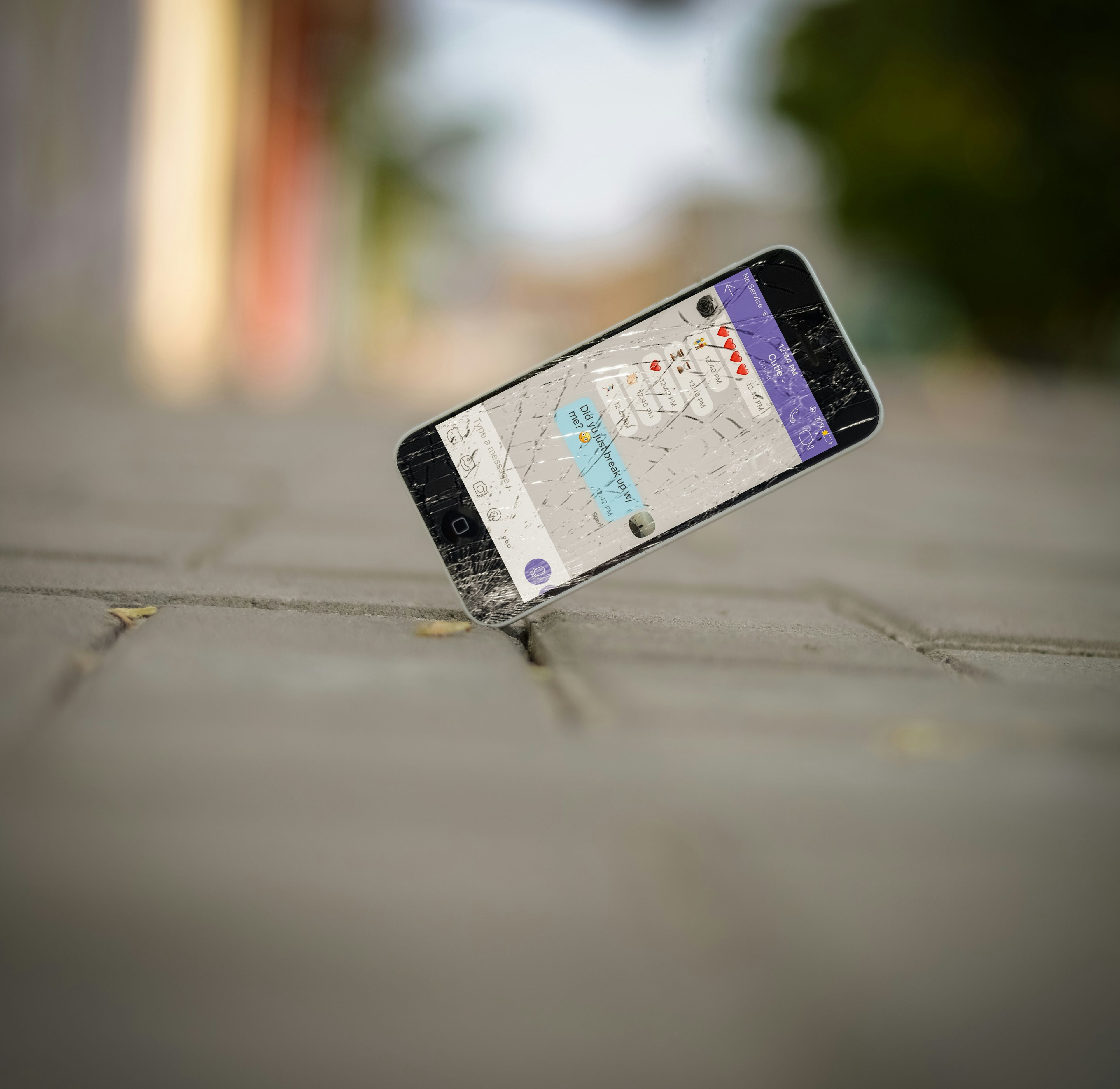 Mobiltelefon som faller i bakken