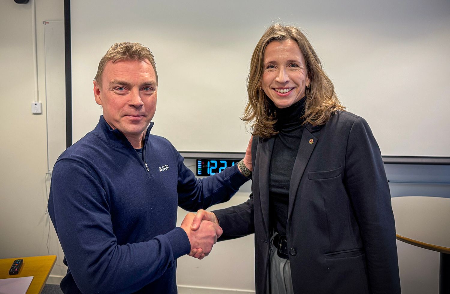 NOF ved nestleder Arne-Markus Svendsen gratulerer Justis- og beredskapsminister Astri Aas‑Hansen med beslutningen om å la Forsvaret overta redningshelikopterbasen i Tromsø