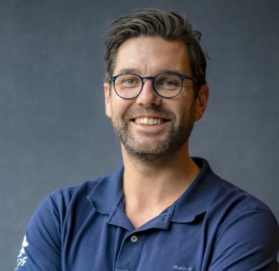 Smilende kenneth med briller