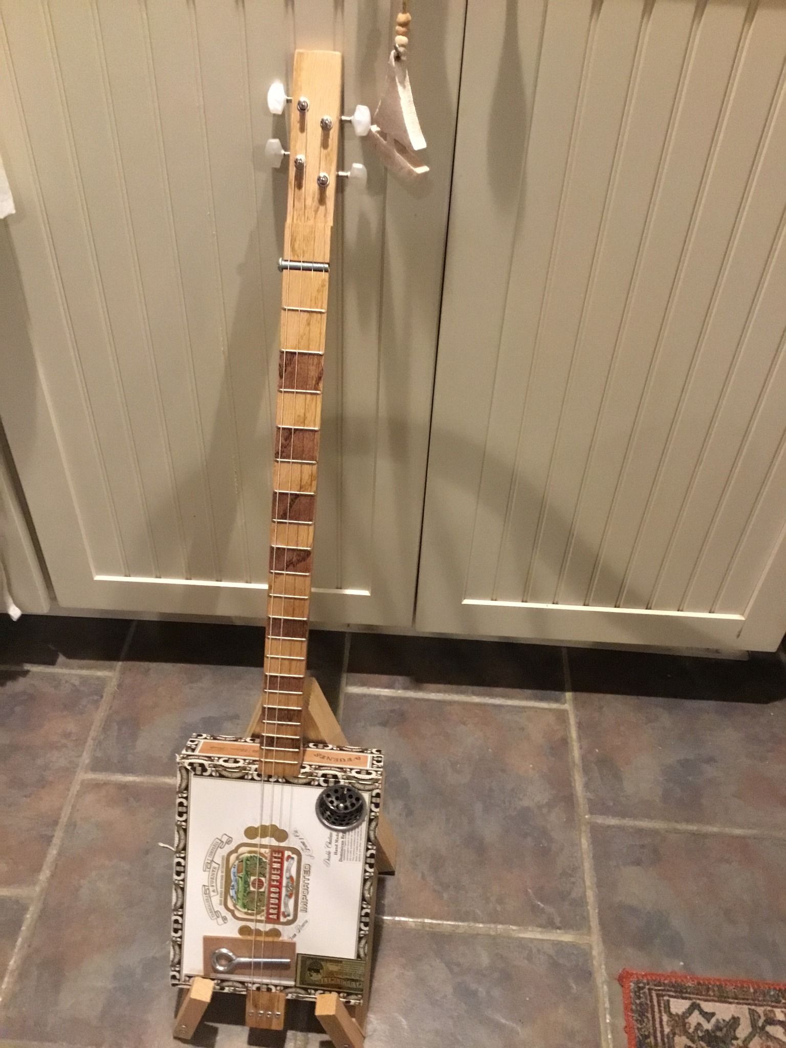 Mudboy  AVO LIVEZIAN 4 String Fully Electric Cigar Box Guitar