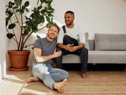 Designer Rodrigo Qvale sammen med ektemannen Andreas Qvale Hovland. Foto: Ida Bjørvik