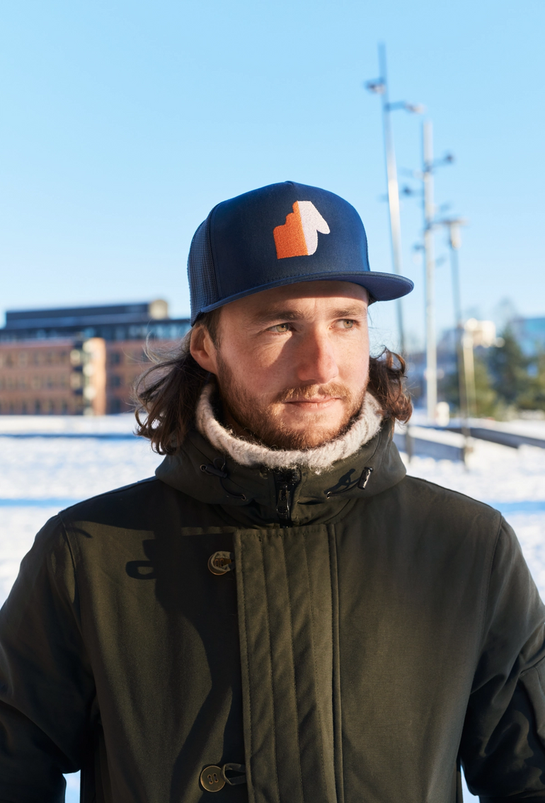 En mann med caps med Lillestrøm kommune sin identitet