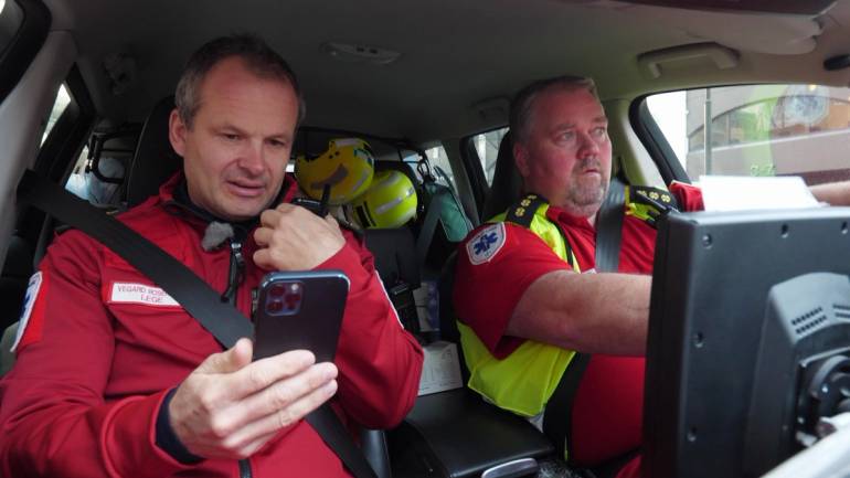 Ambulansesjåfører som kommuniserer med innringer via videosamtale under uttrykningen