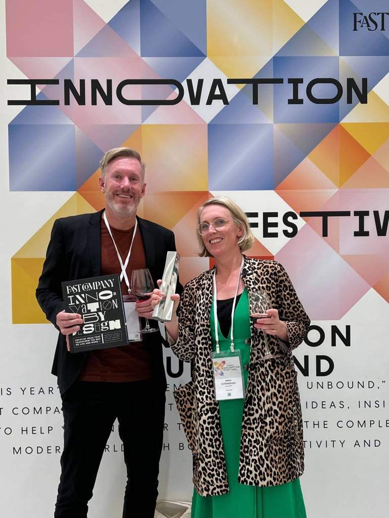 Vegard Orkelbog og Anna Björnerhag med prisen Ruter vant under Fast Company Innovation by Design Awards