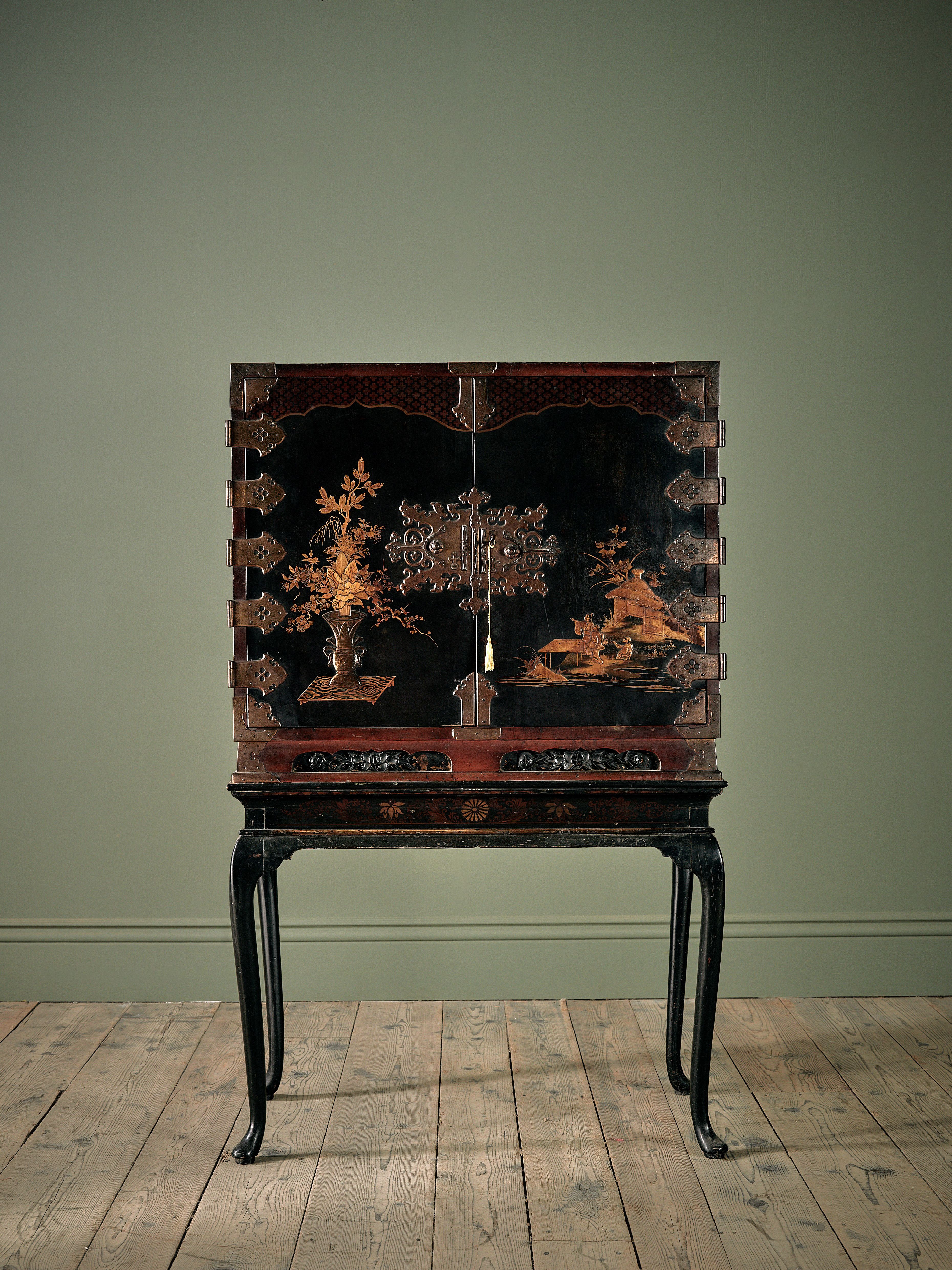 【希少！　美品！】　Traditional Japanese Furniture A Late 17th Century Japanese Gilt Lacquered Cabinet, on Later