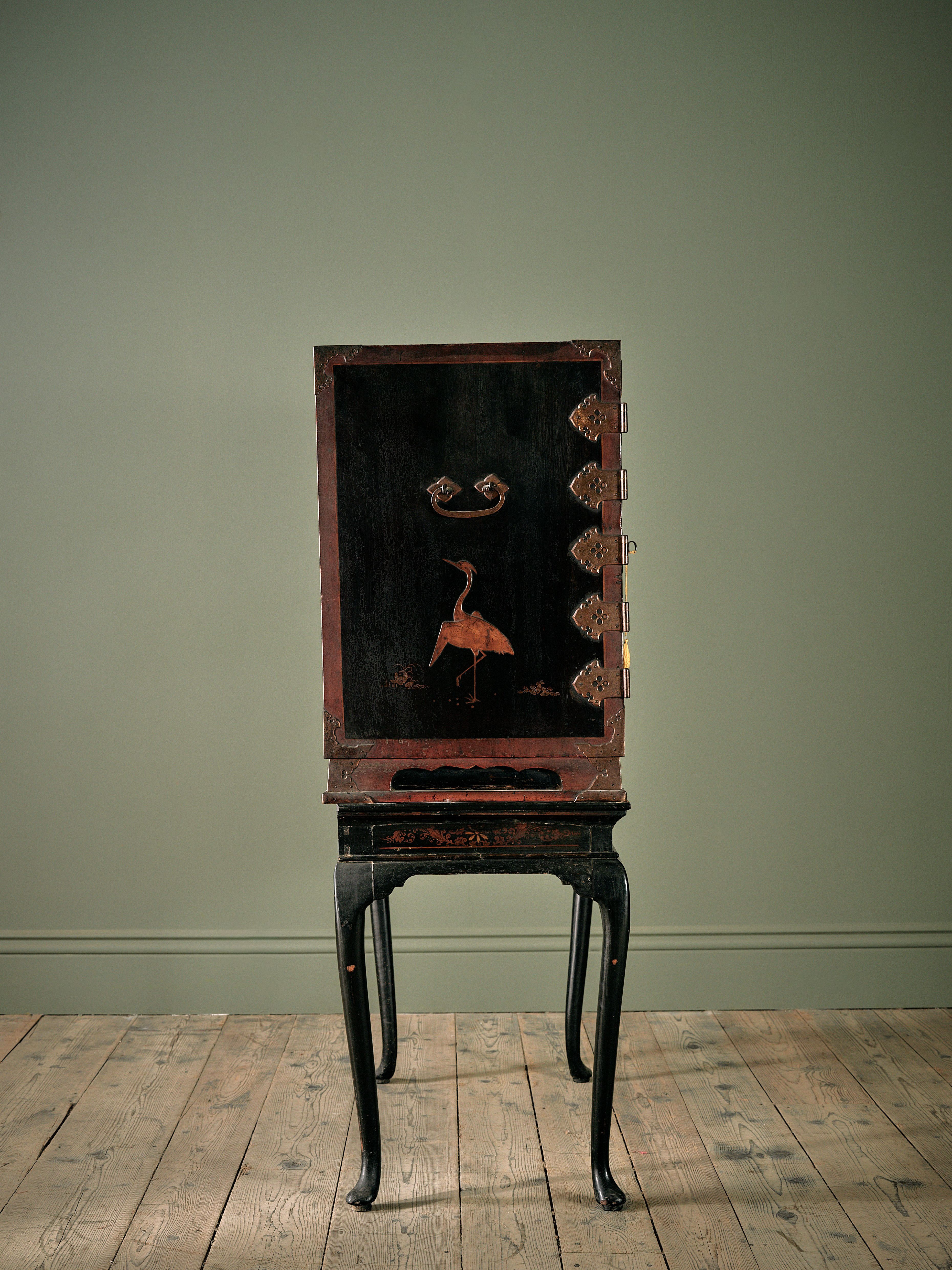 【希少！　美品！】　Traditional Japanese Furniture A Late 17th Century Japanese Gilt Lacquered Cabinet, on Later