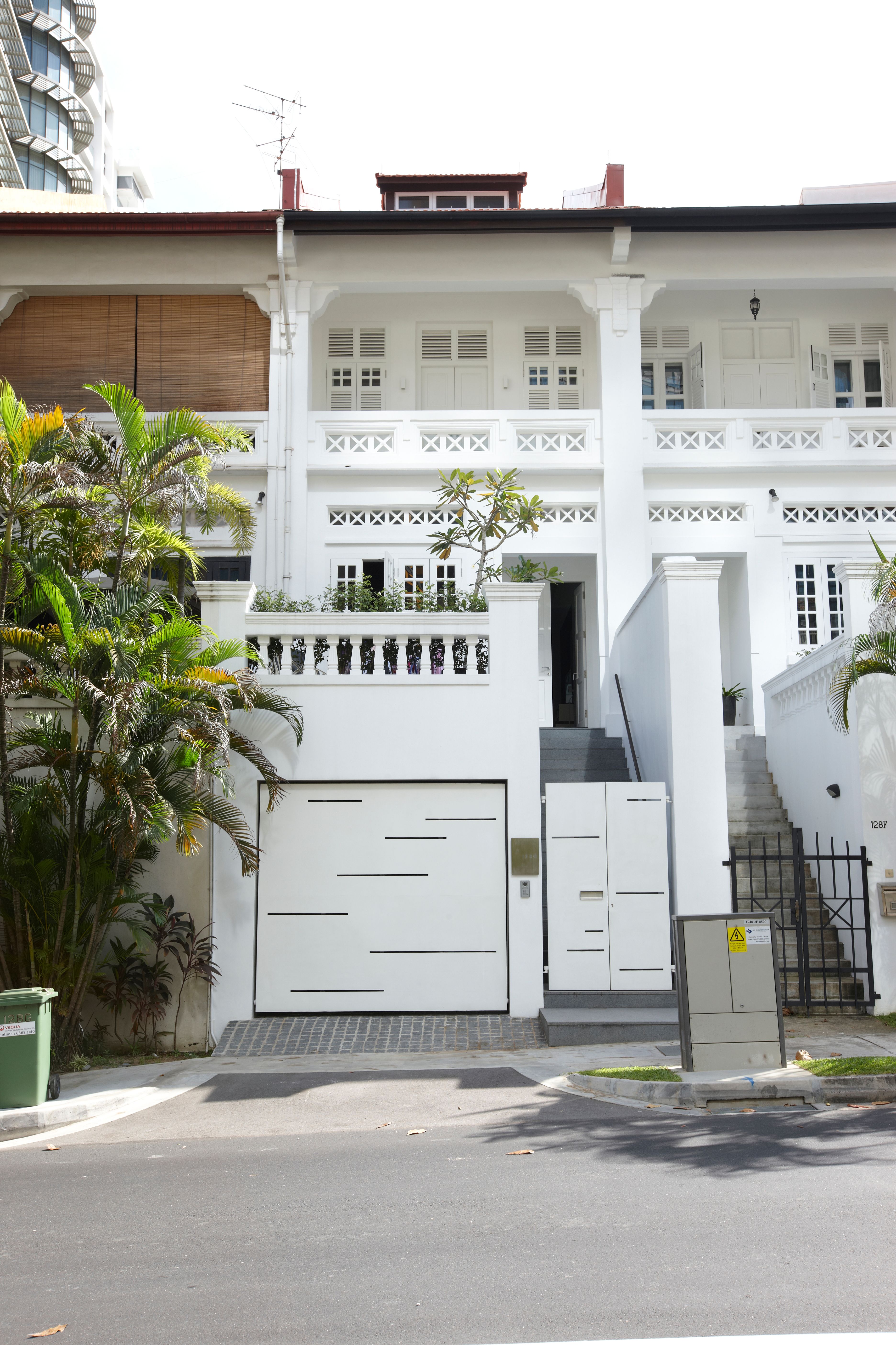 128G Cairnhill Road by RichardHO Architects
