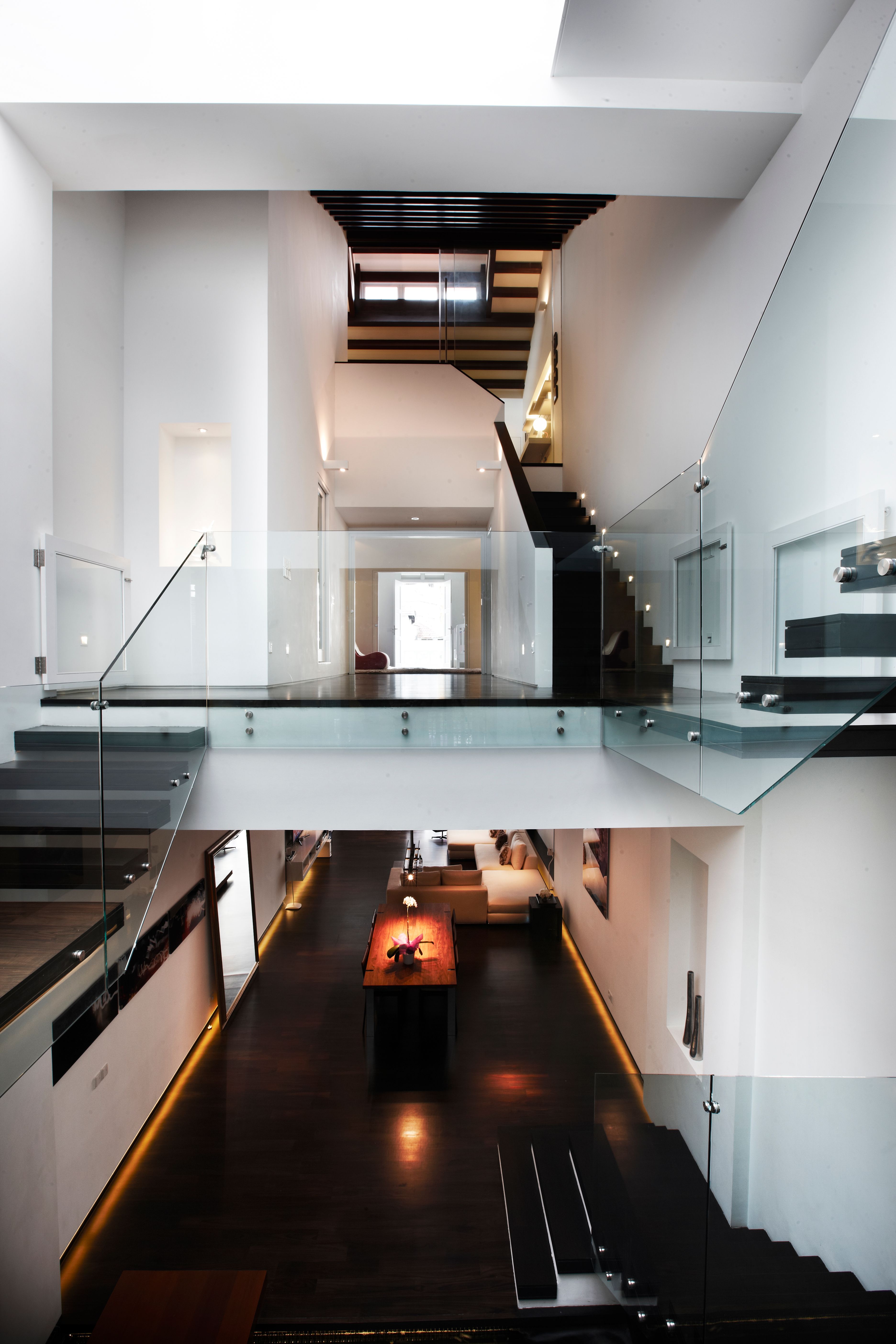 128G Cairnhill Road by RichardHO Architects