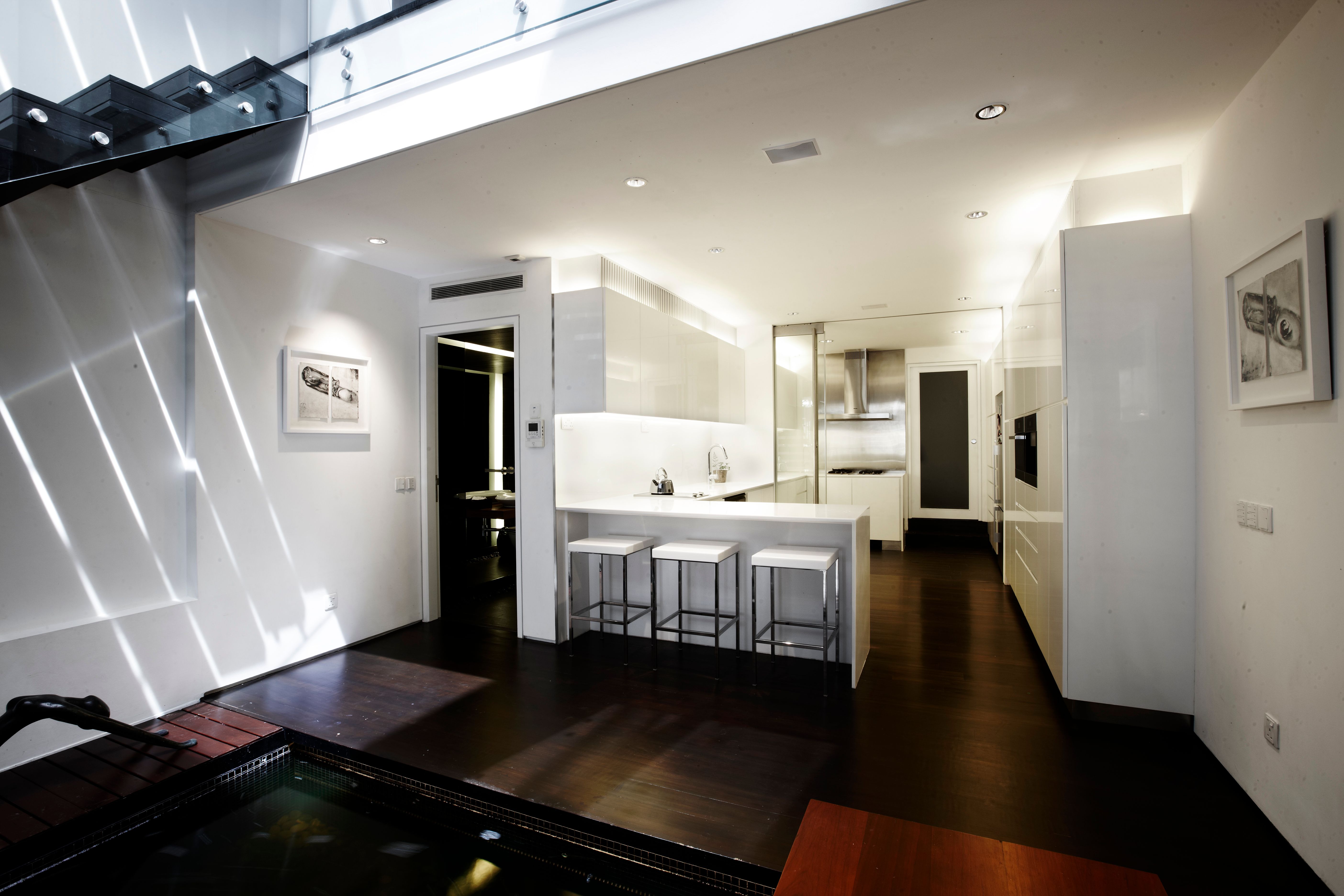 128G Cairnhill Road by RichardHO Architects