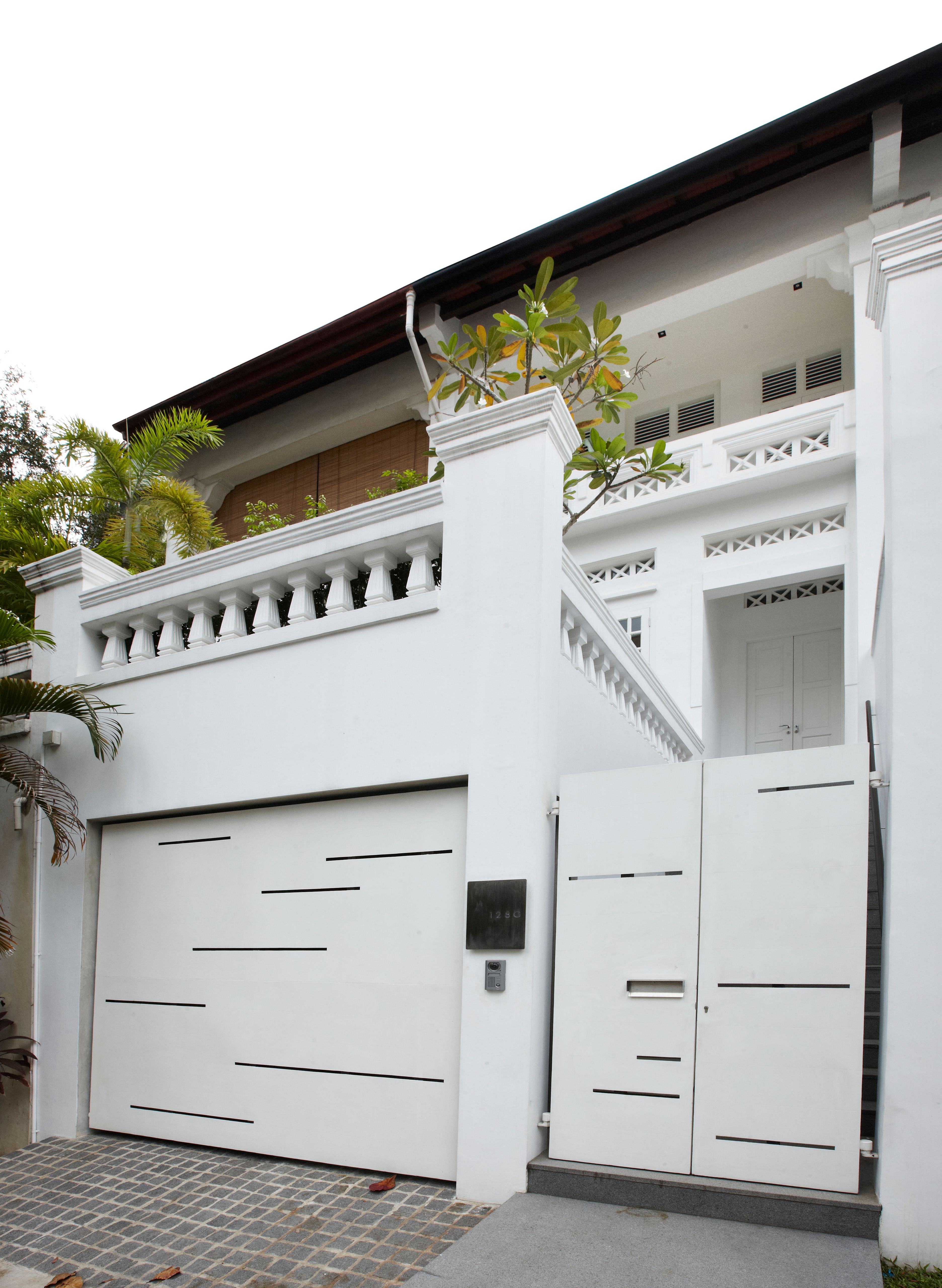 128G Cairnhill Road by RichardHO Architects