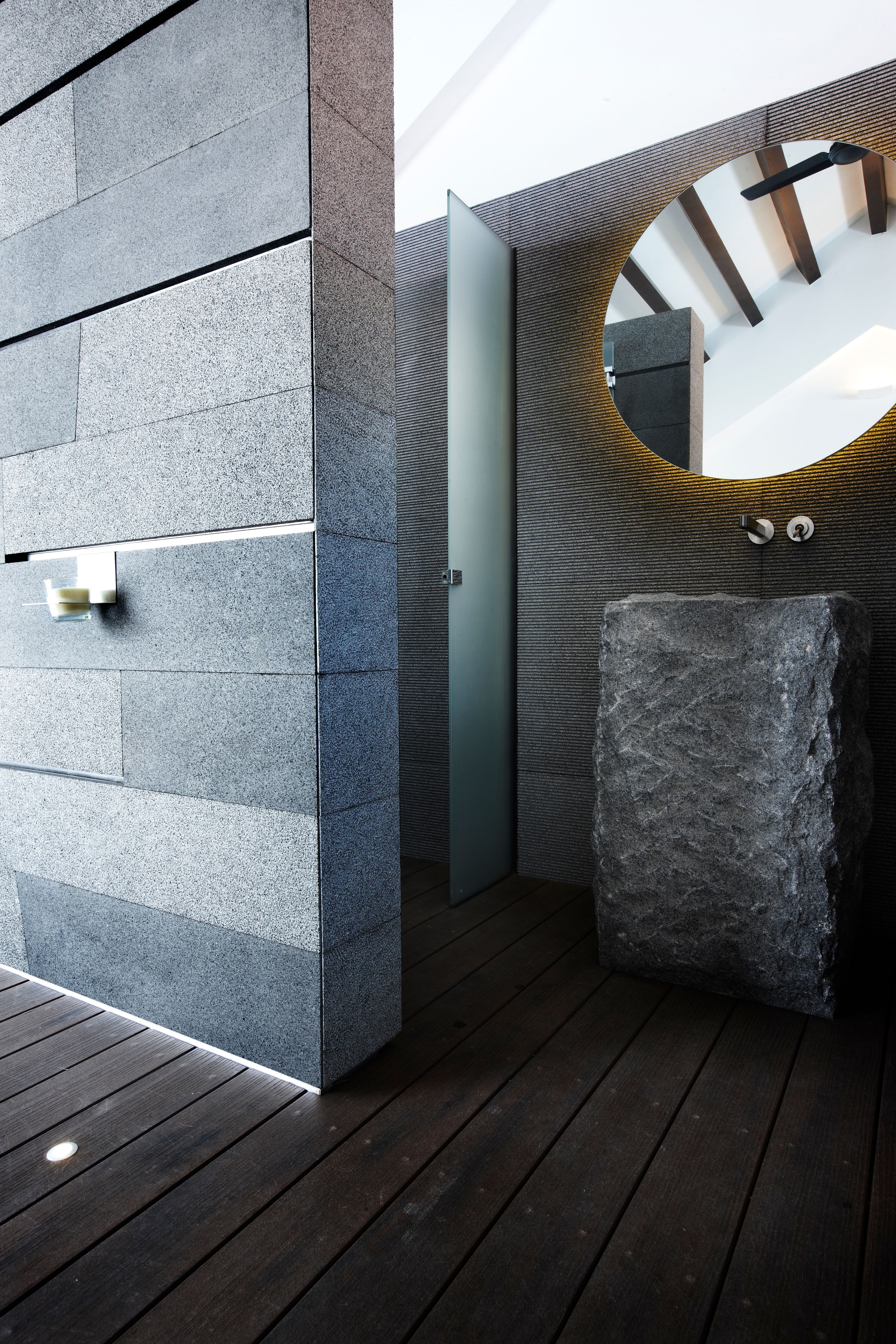 128G Cairnhill Road by RichardHO Architects