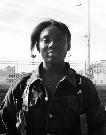 Photo de Ewurakua Dawson-Amoah, connue sous le nom de Raekua. Elle se spécialise en storytelling émotionnel et visuel.