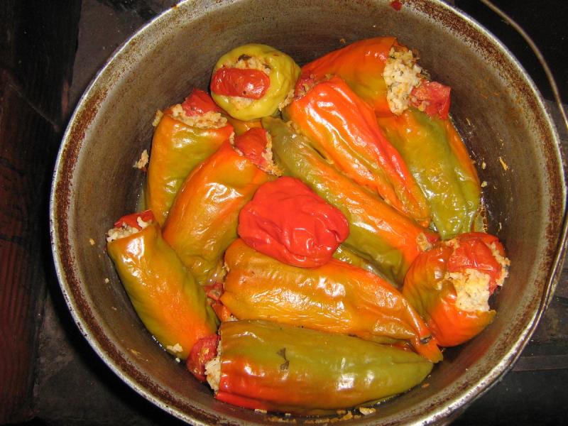 Ardei umpluți, stuffed peppers with meat and rice, a staple of Oltenia's spicier table