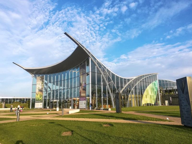 The wave-like glass exterior of the Therme Bucharest wellness complex