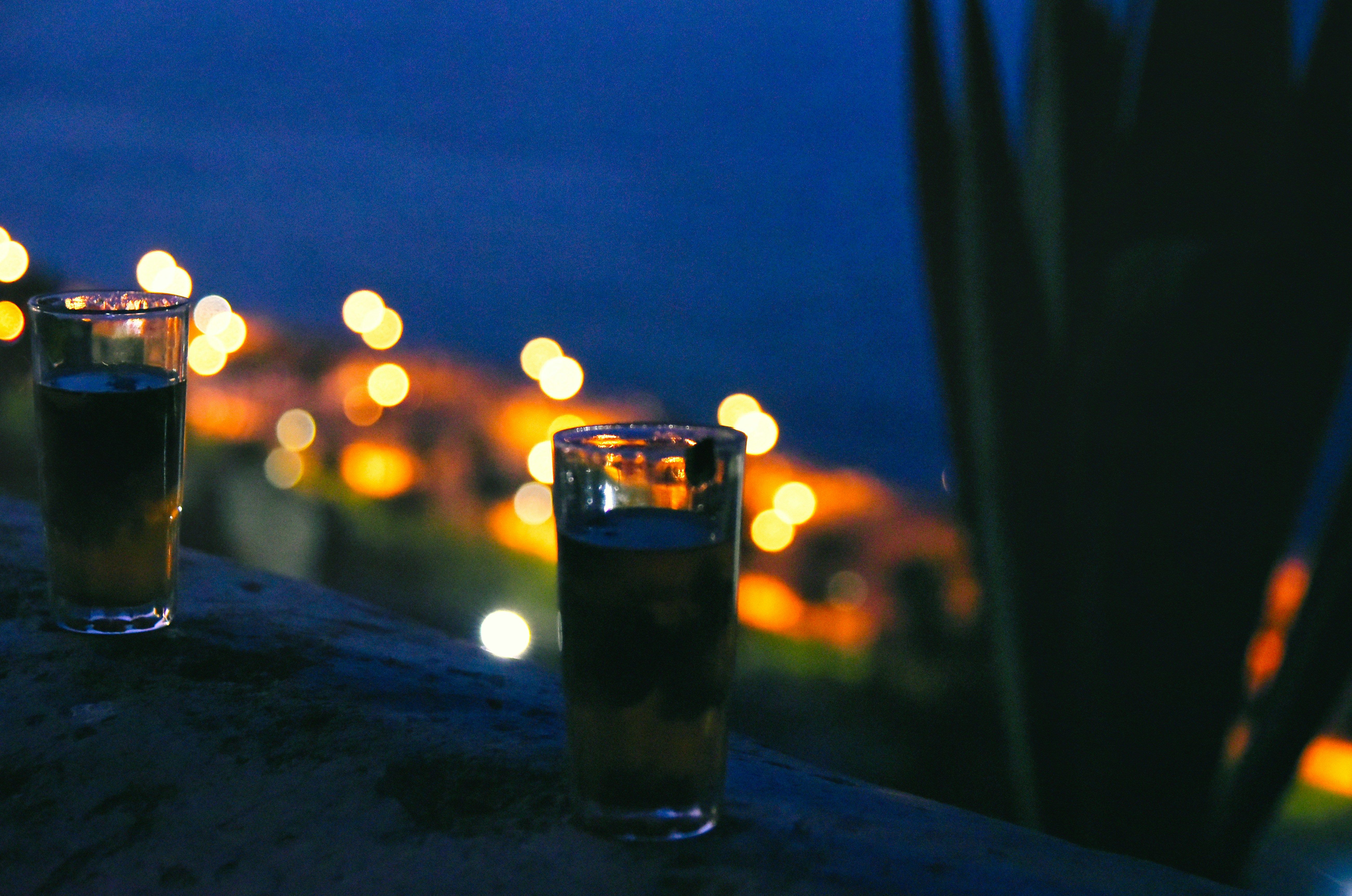 Two drinks on a ledge at night, representing domestic violence arrests after alcohol-related disputes in New Jersey