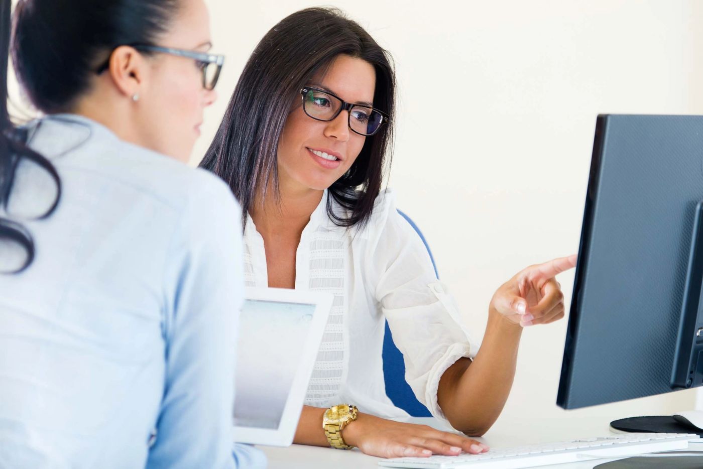 A wellness associate helping a guest at a computer