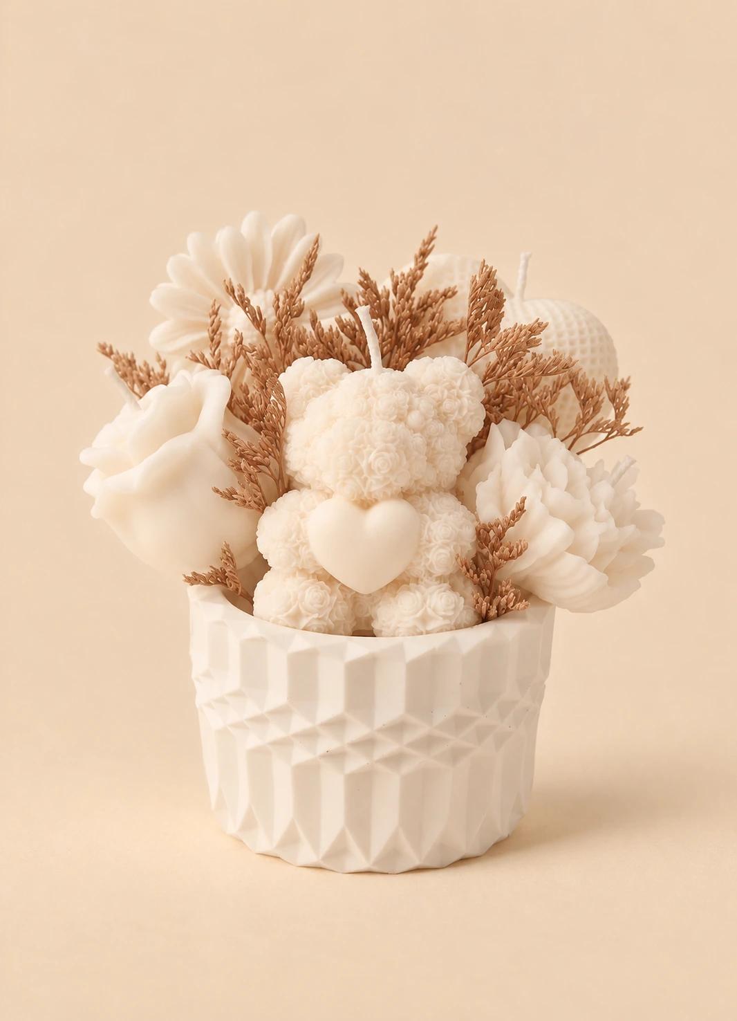 Vaso com velas em forma de urso, coração e flores