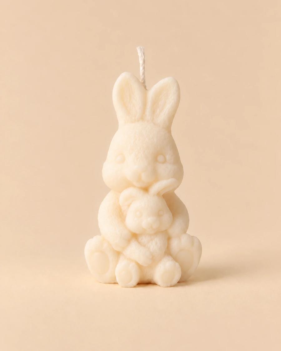 Vela em forma de coelho abraçado a um coelhinho de peluche