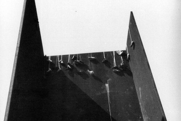 David Hammons, Shoe Tree, 1981, on Richard Serra’s T.W.U., 1980
