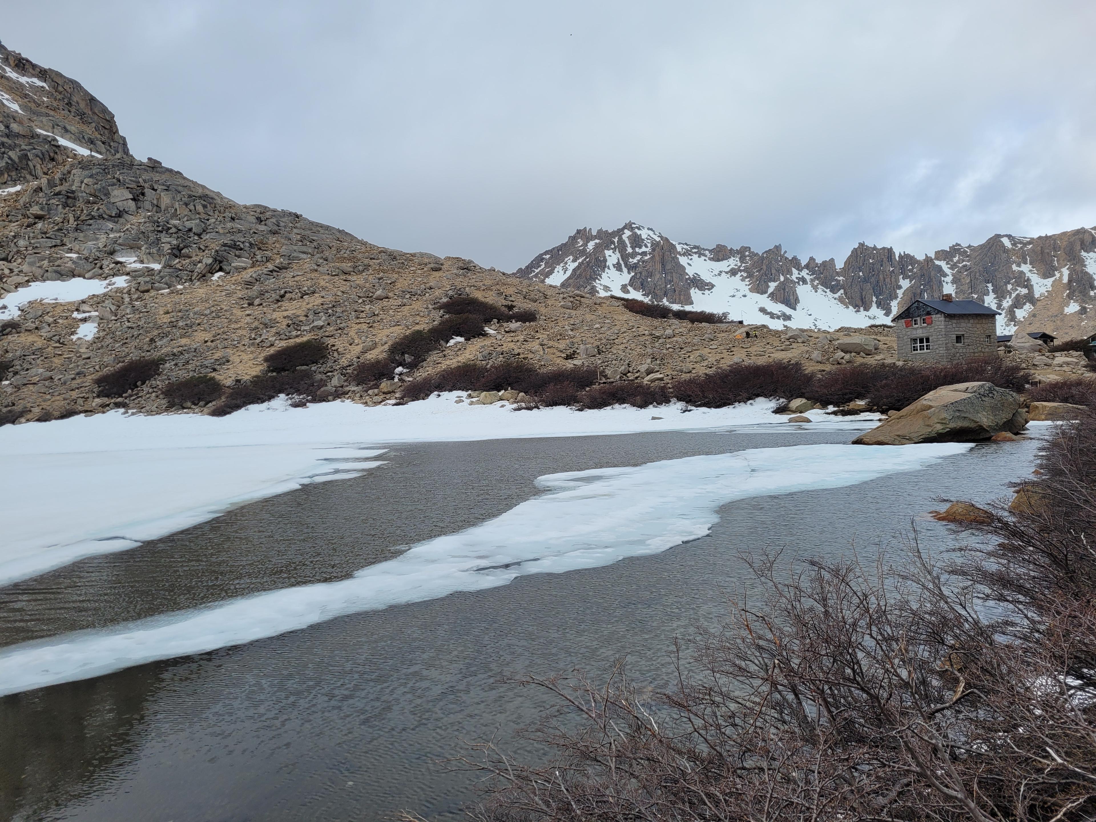 Laguna Toncek, com o Refúgio Frey aos seus pés