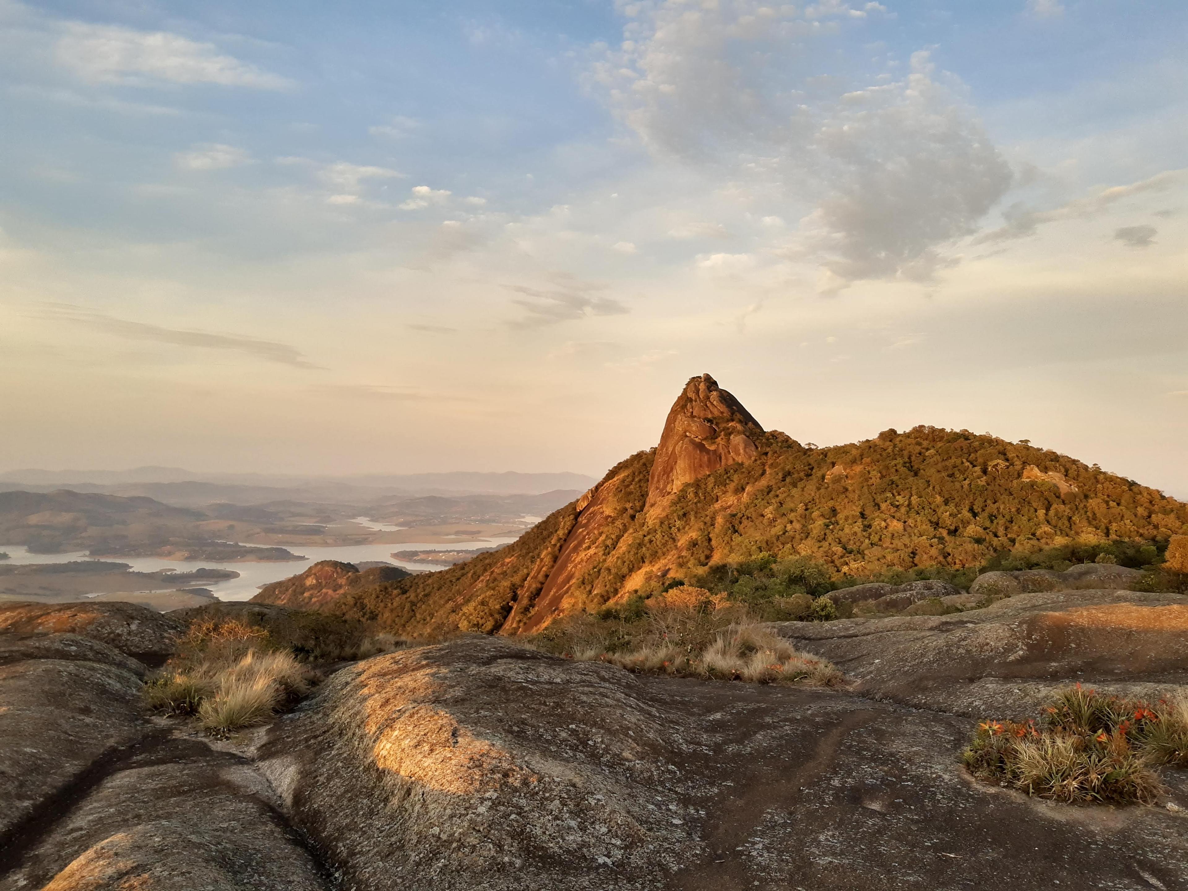 Foto tirada na Pedra das Flores (Extrema, Minas Gerais) com Pico do Lopo e Represa de Joanópolis ao fundo, no nascer do sol.