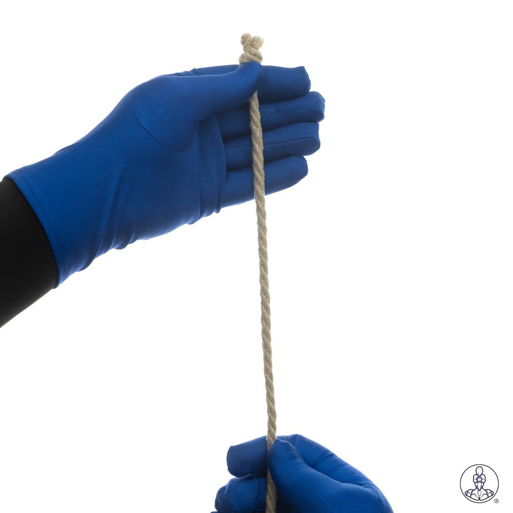 4.  Fais glisser ta main un peu vers le bas. La distance que tu parcourras déterminera la taille de tes boucles. Peu importe la distance que tu choisis, mais essaie de rester cohérent d'une boucle à l'autre.  Tiens le cordon.