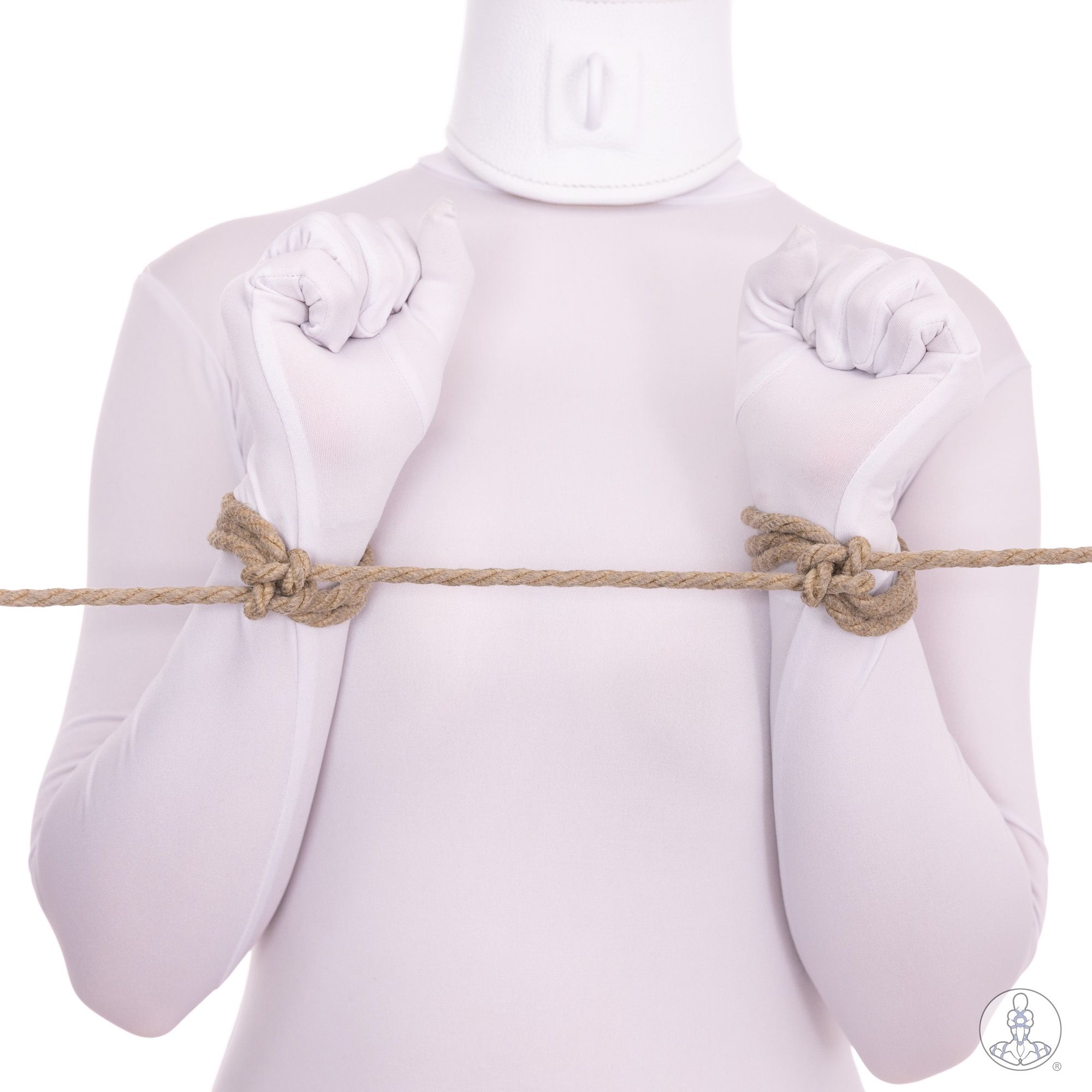 (When tying a bondage belt, it is easier to tie with the wrists up like this, then put them down and tie them to the waist.)