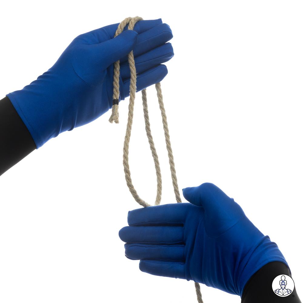 6.  Passons maintenant à la boucle tournée vers l'intérieur : pose tes doigts à l'intérieur du brin.