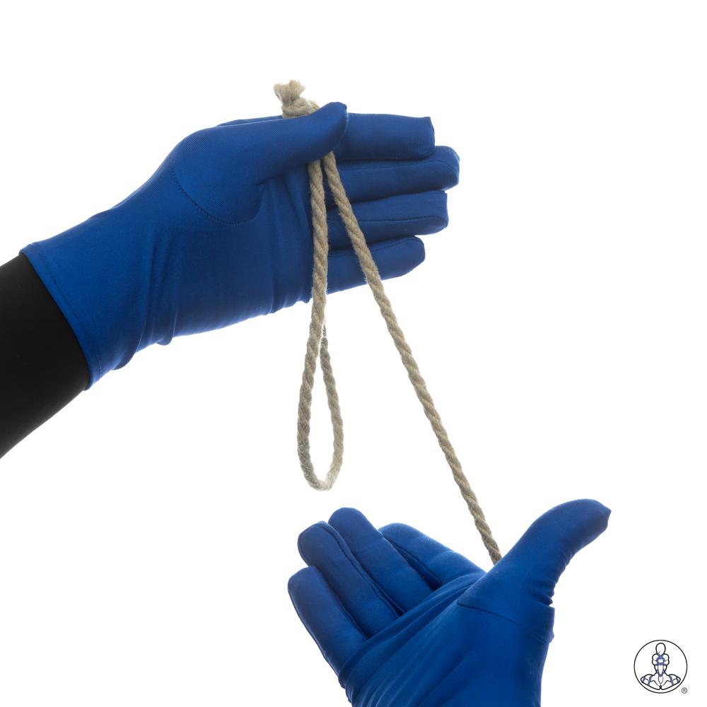 13.  Fais glisser ta main vers le bas, sur la même distance que pour la première boucle, puis retourne ta main (côté pouce) avant d'attraper la corde.