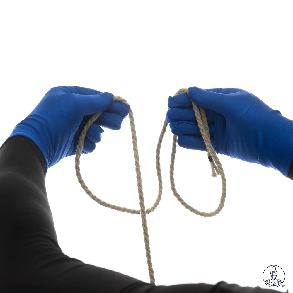 9.  Cette fois-ci, quand tu ramènes la corde vers le haut pour commencer à former la boucle, tourne ta main dominante vers ta main non dominante, ce qui permet à l'extrémité de la corde de se glisser à l'intérieur de la boucle.