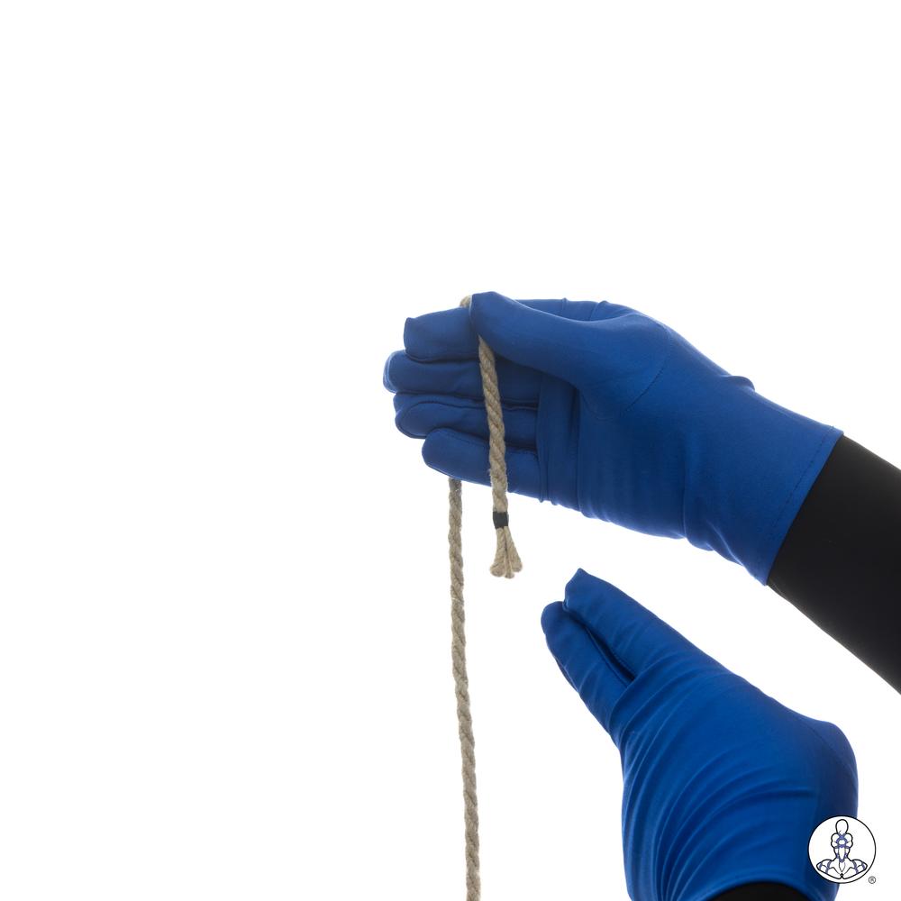2.  N'oublie pas que l'extrémité se trouve du côté de ton petit doigt ; ça va être important dans un instant.