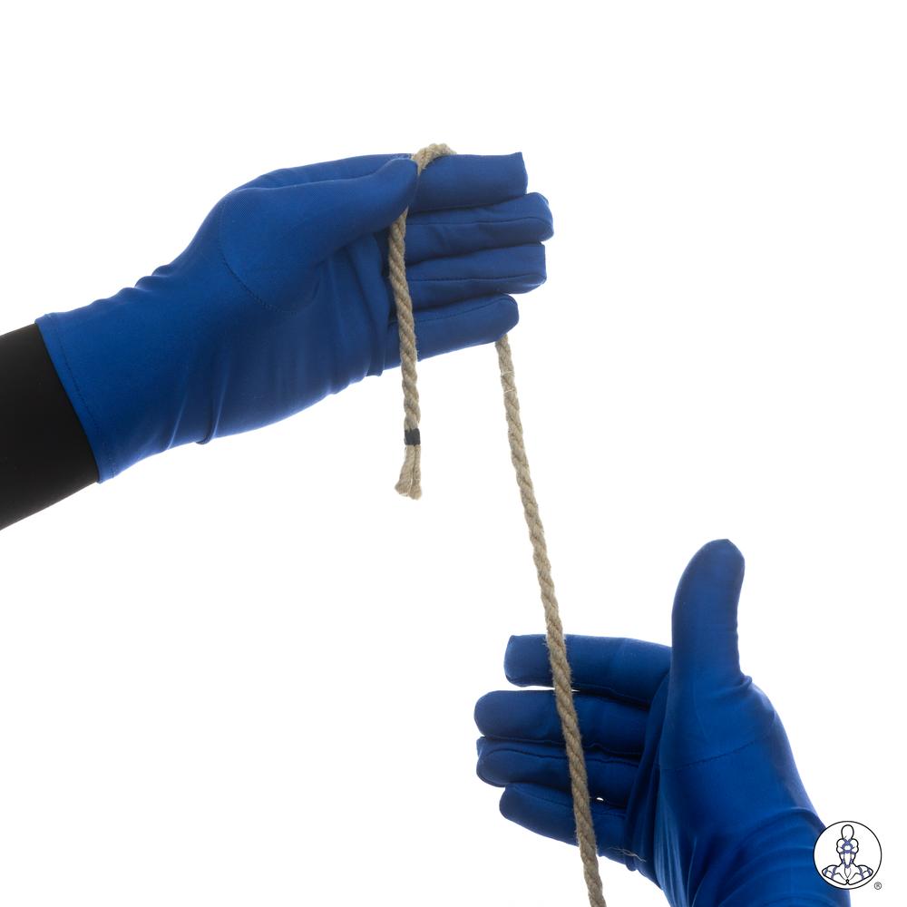 2.  Première boucle vers l'extérieur : pose tes doigts sur l'extérieur de la mèche.