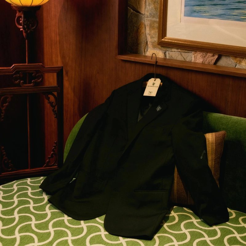 Blazer with lapel lion and hangtag