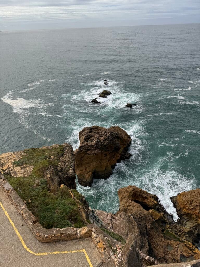 Portugalia – ciekawostki o Nazare i gigantycznych falach Atlantyku